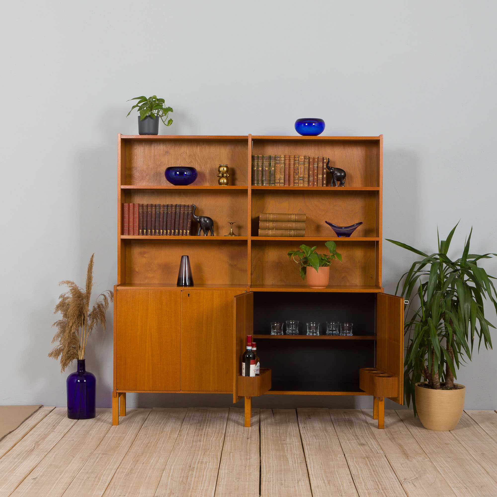 Unité murale indépendante scandinave avec armoire de bar, Norvège années 1960