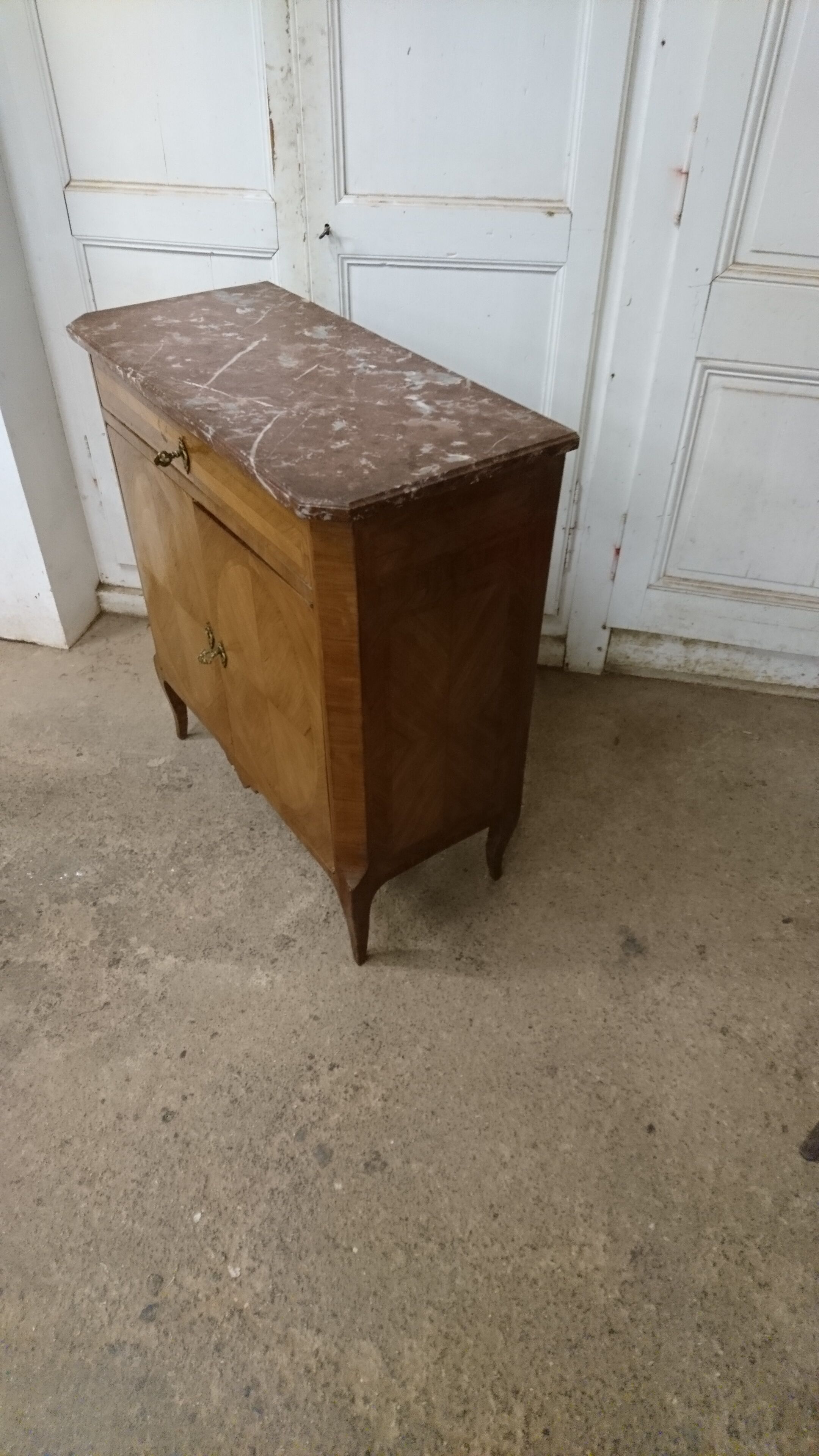 Commodity in rosewood veneer