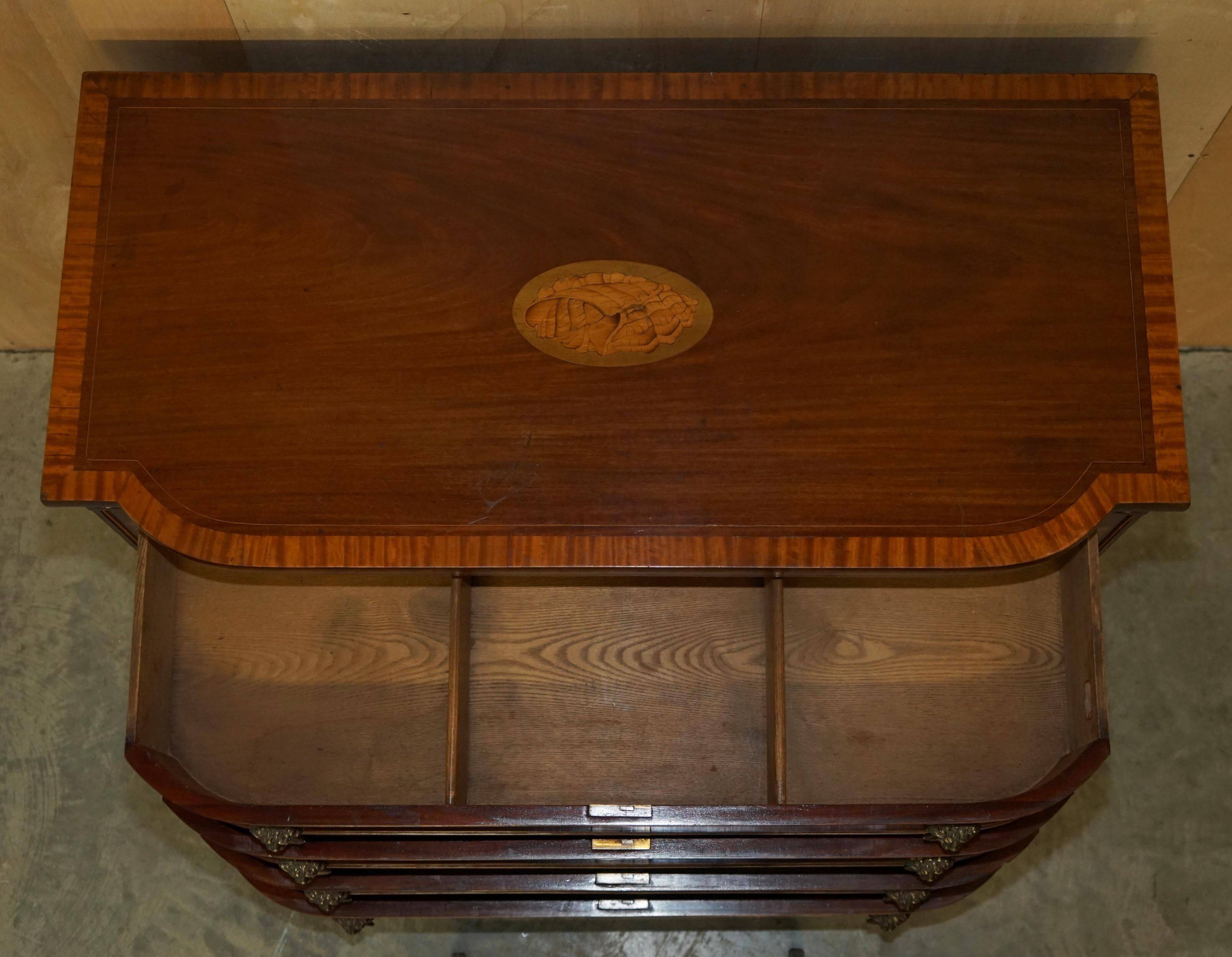 Commode Sheraton avec poignées tête de lion, 1859
