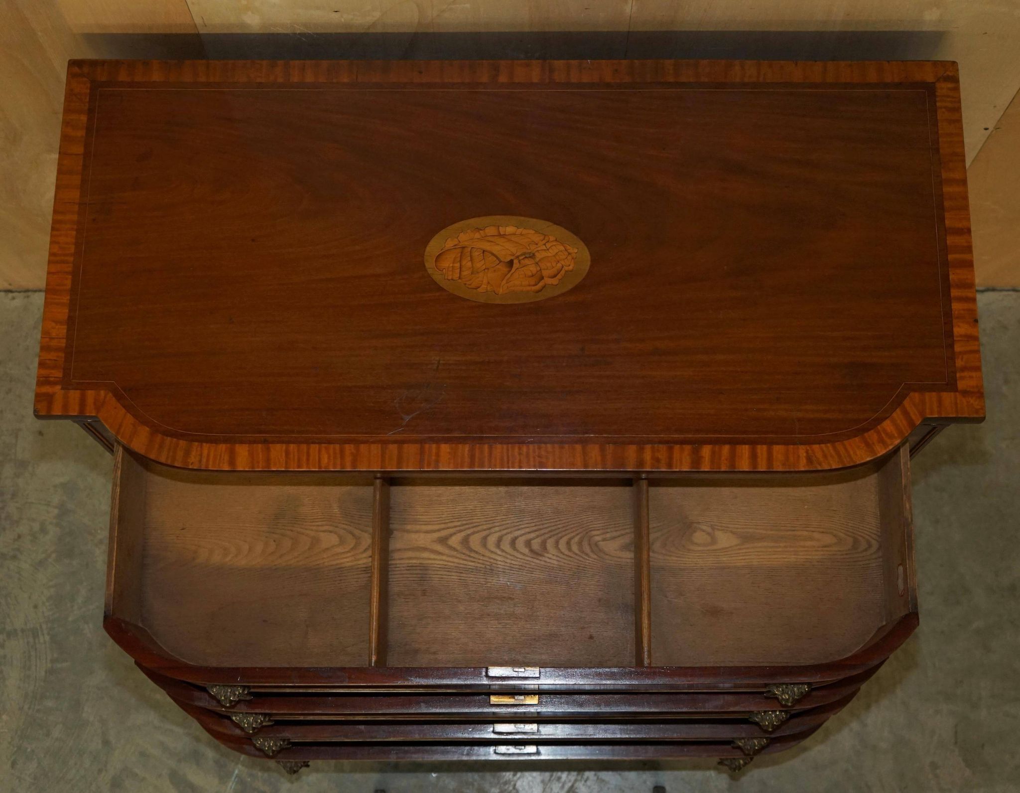 Commode Sheraton avec poignées tête de lion, 1859