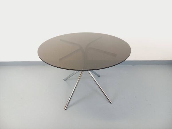 Table ronde vintage en plexiglas aspect verre fumé et métal chromé