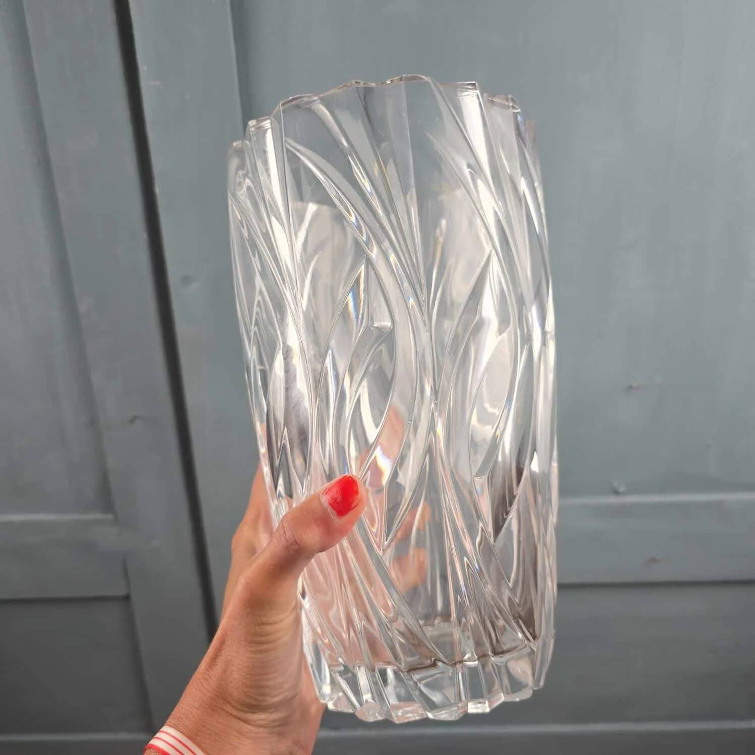 Grand vase vintage en verre moulé transparent