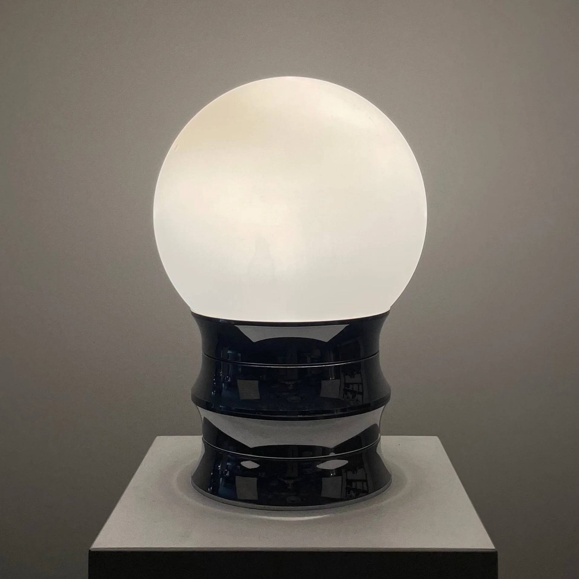 Lampe de table blanche et chrome de l'ère spatiale par Aka Electric, Allemagne 1977