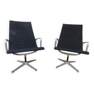 Paire de fauteuils noirs Charles & Ray Eames EA116 Aluminium Group édition Herman Miller