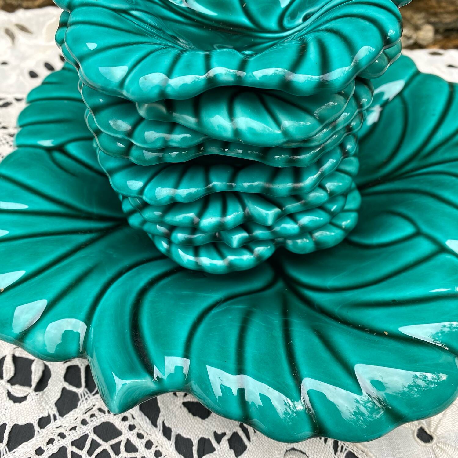 Salad bowl and small bowls in leaf-shaped slipware