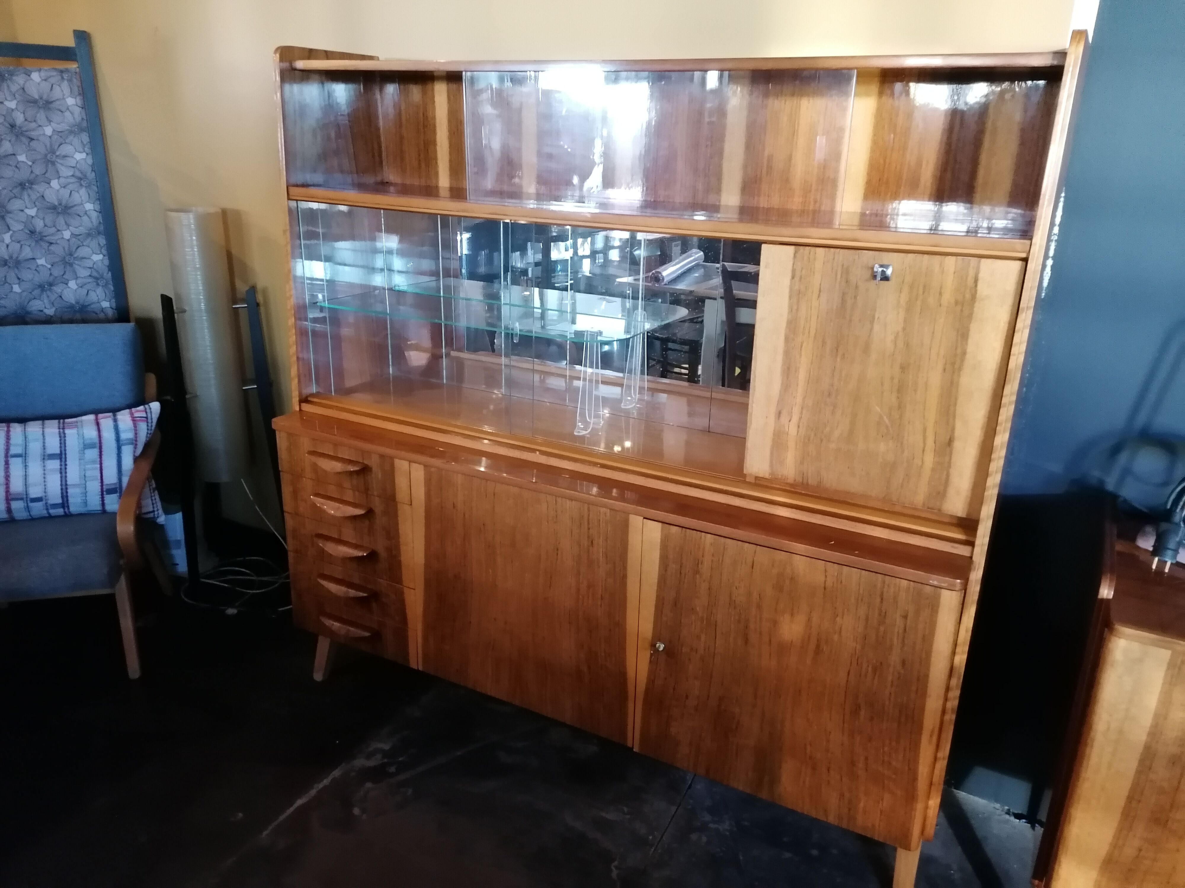 Buffet scandinave vintage en bois, bahut vitrine tchèque, meuble bar années 60