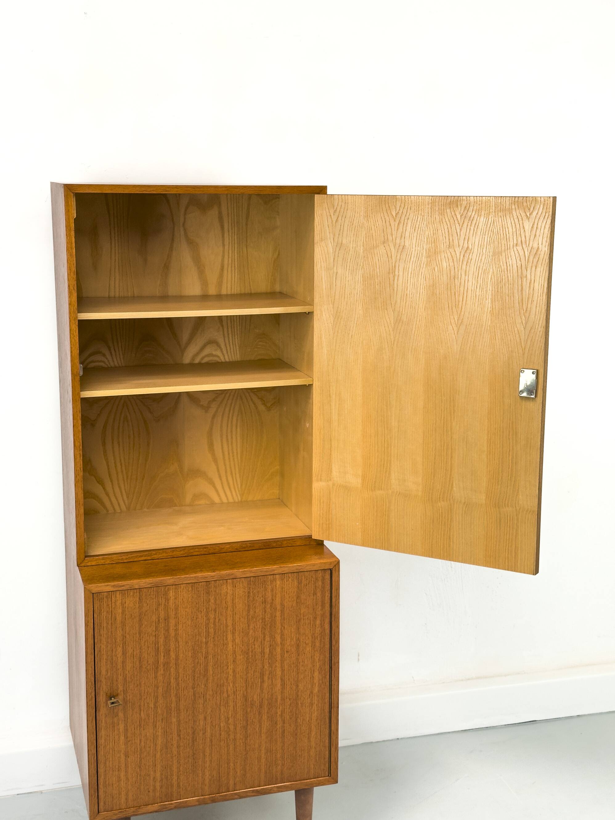 Armoire étroite en teck, années 1960