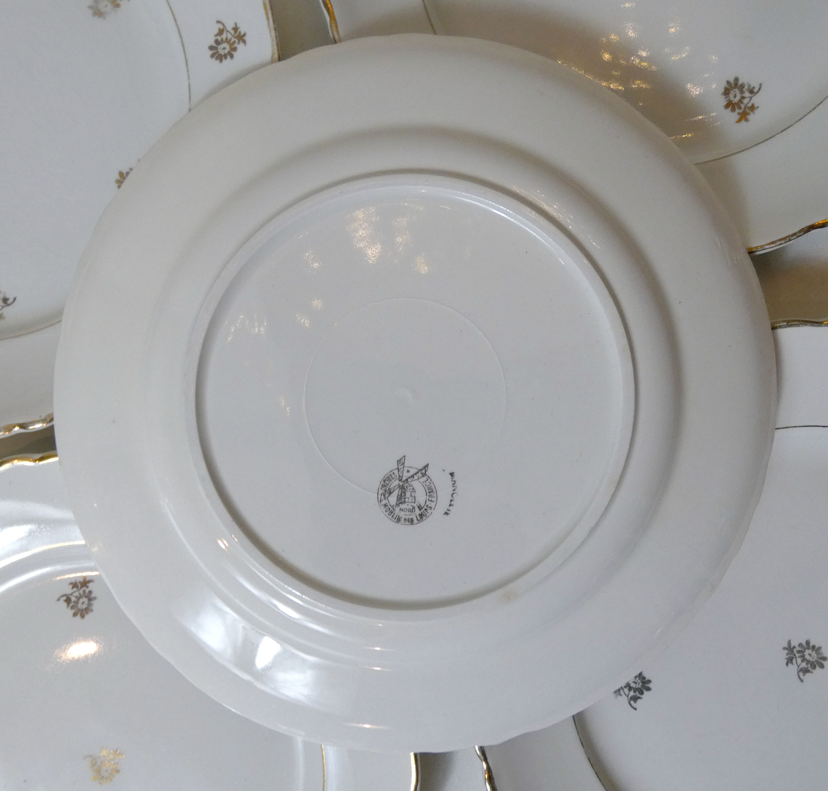 6 flat plates Moulin des Loups faience flowers vintage gold