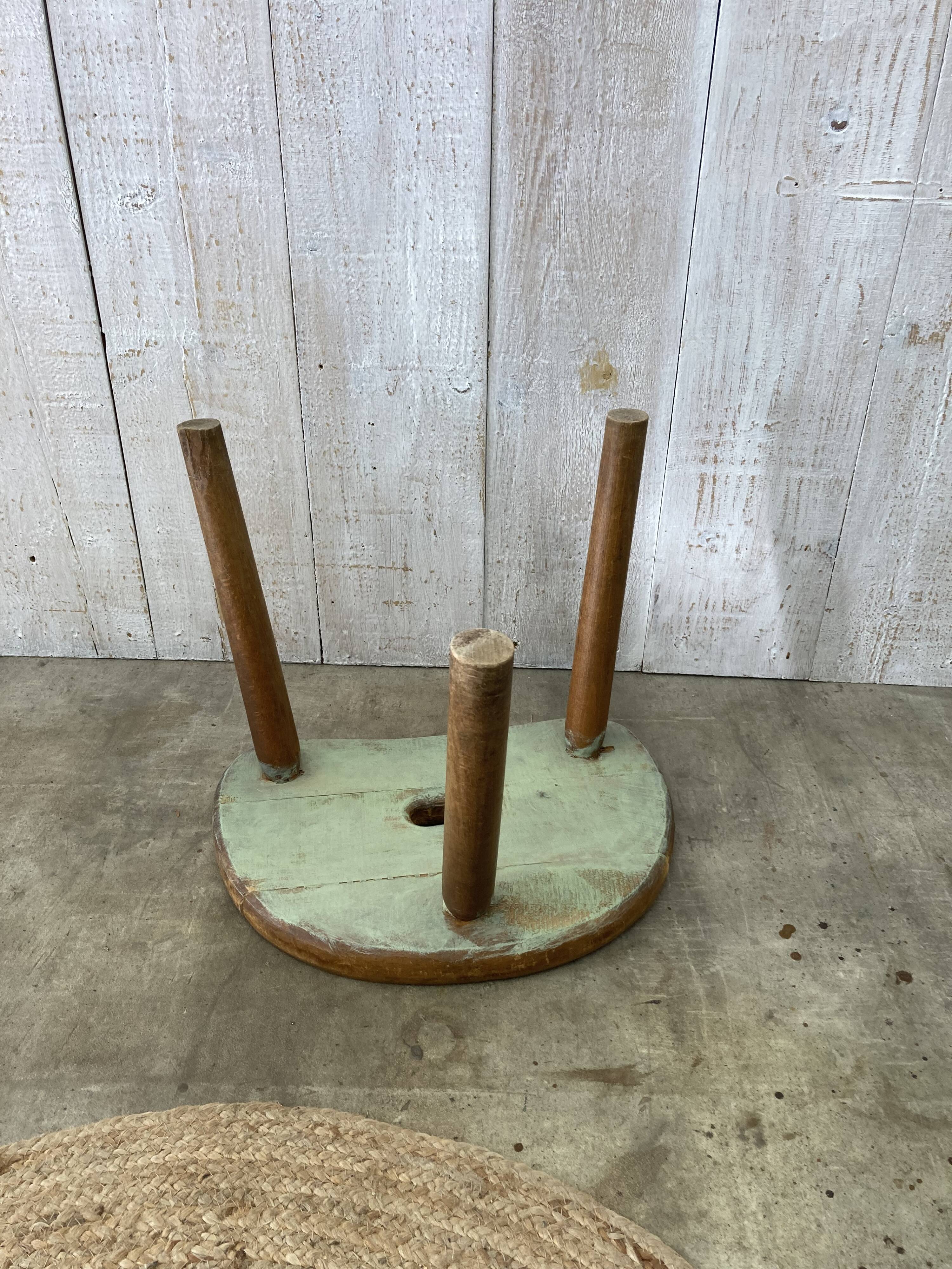 Tripod farm stool