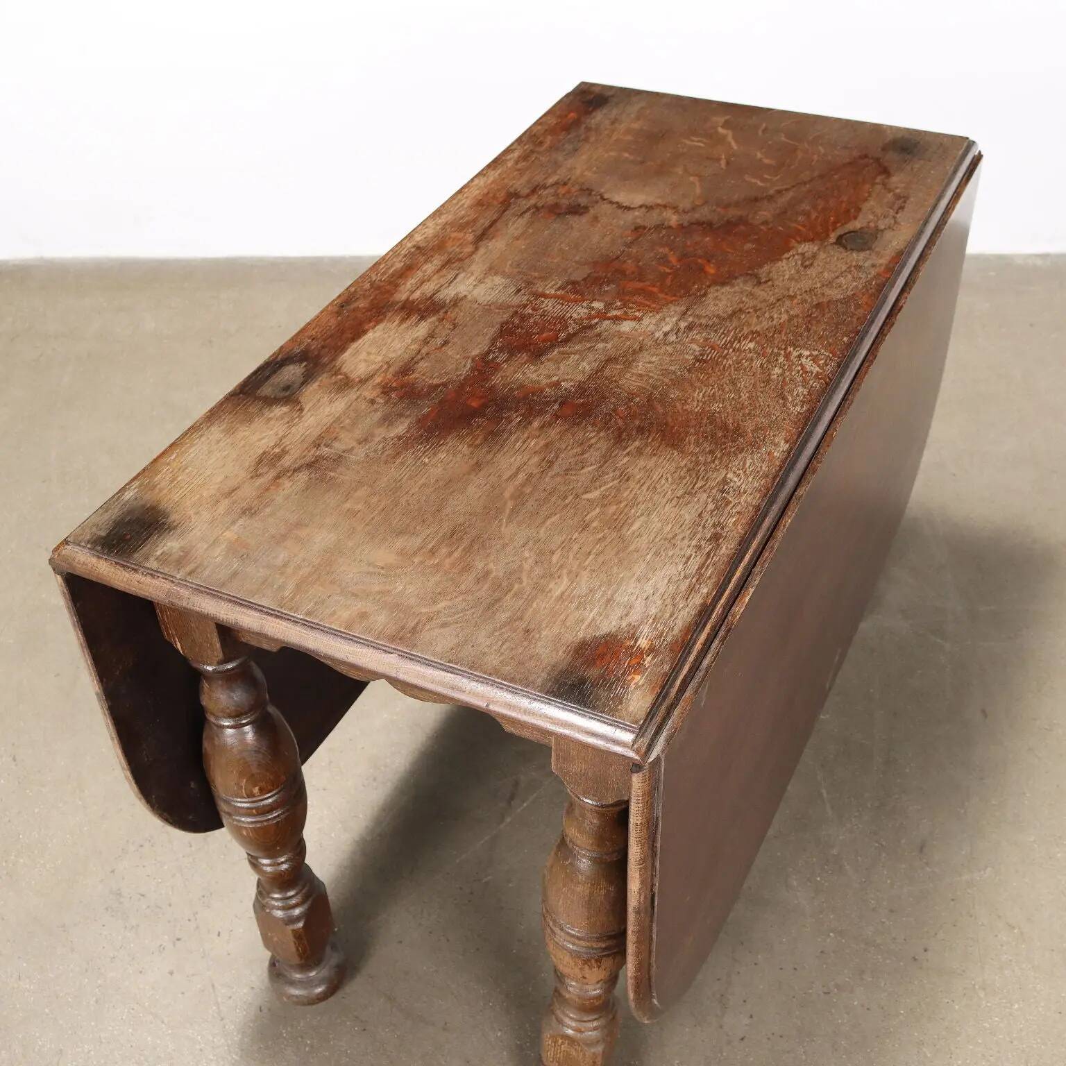 Antique extendable oak table United Kingdom 20th Century