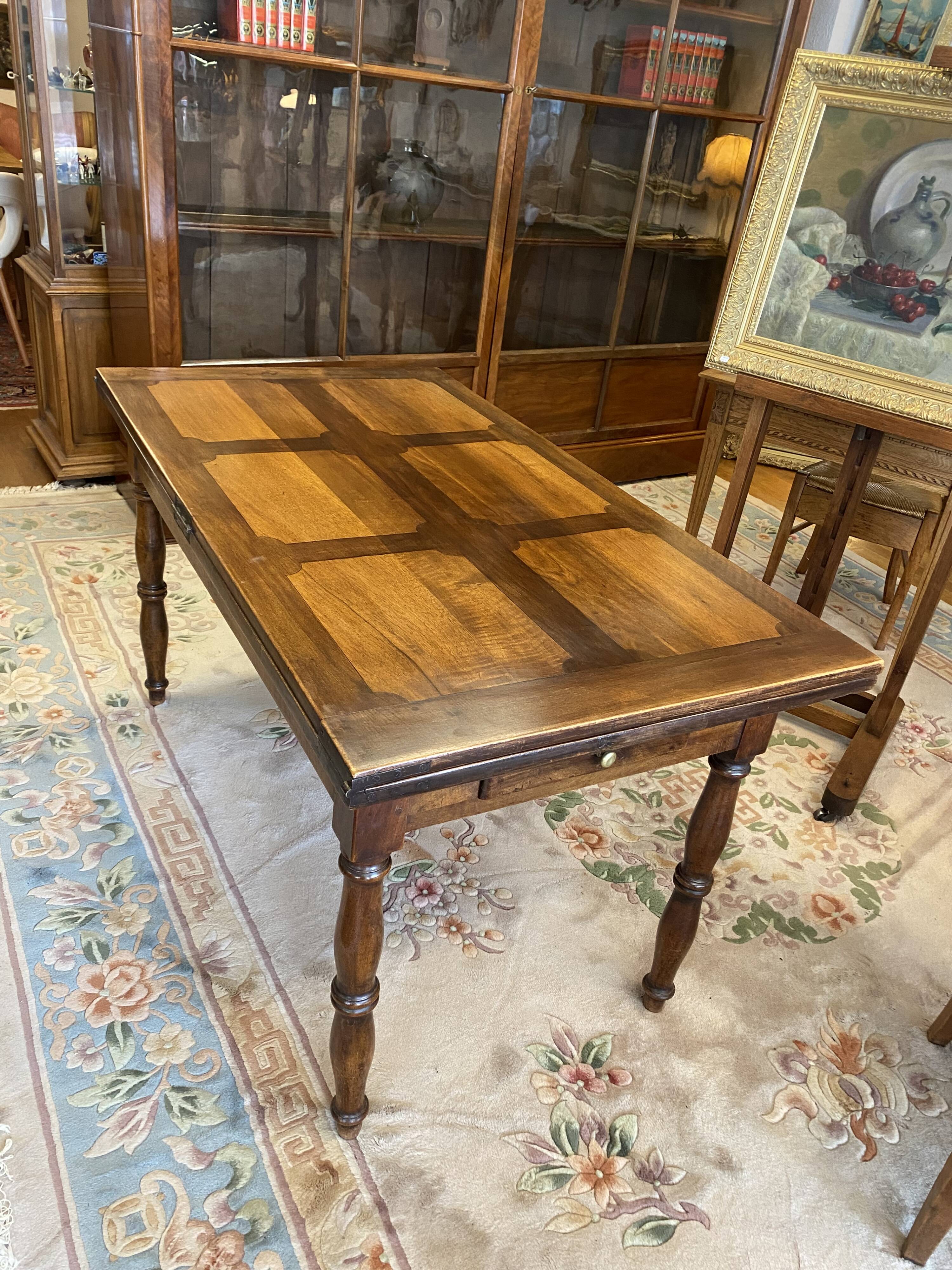 Walnut leaf table, Jacob legs