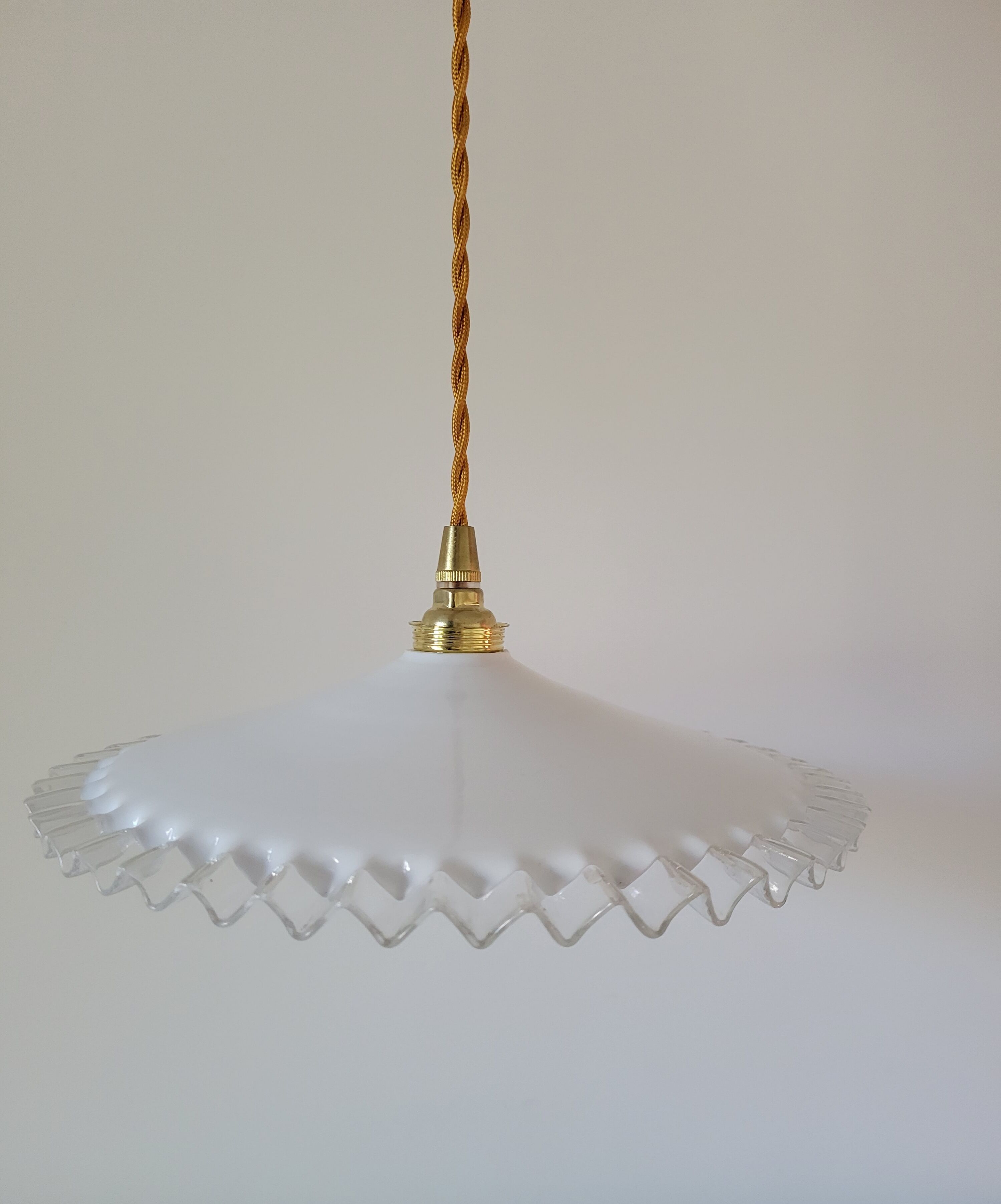Toothed opaline suspension