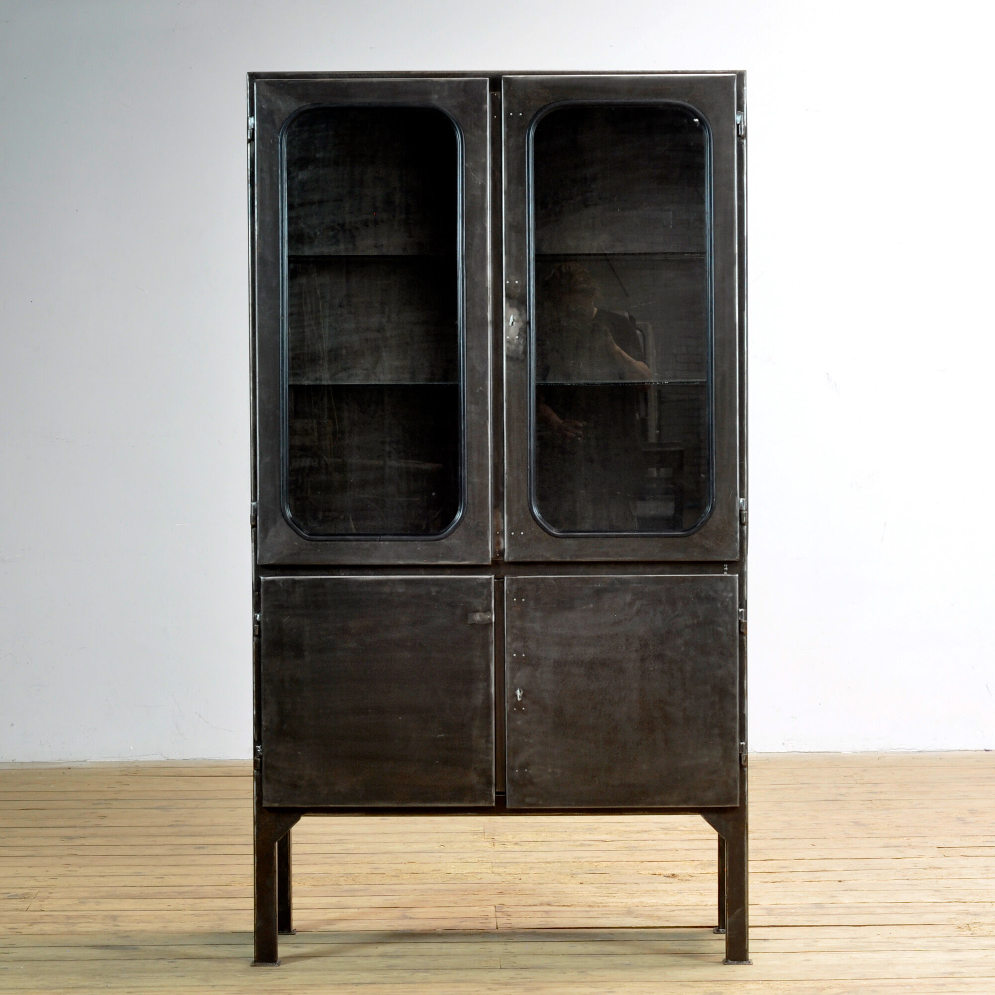Cabinet médical vintage poli, années 1970