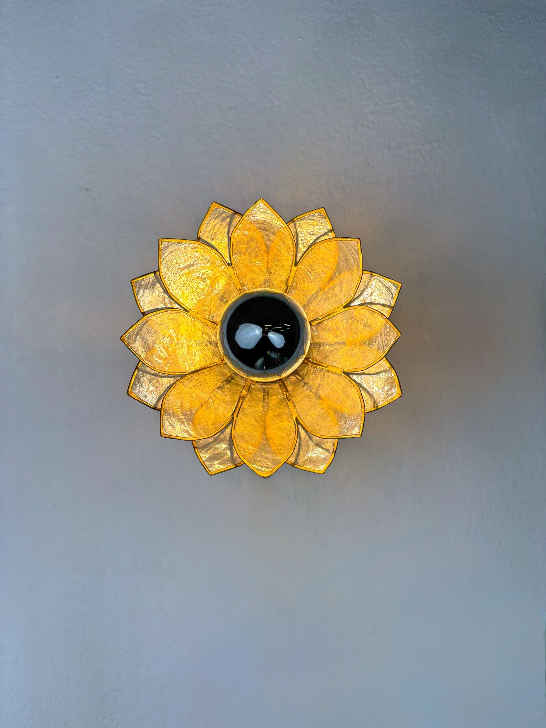 Applique murale en forme de fleur de lotus, pétales en nacre et laiton doré, Italie, années 1970.