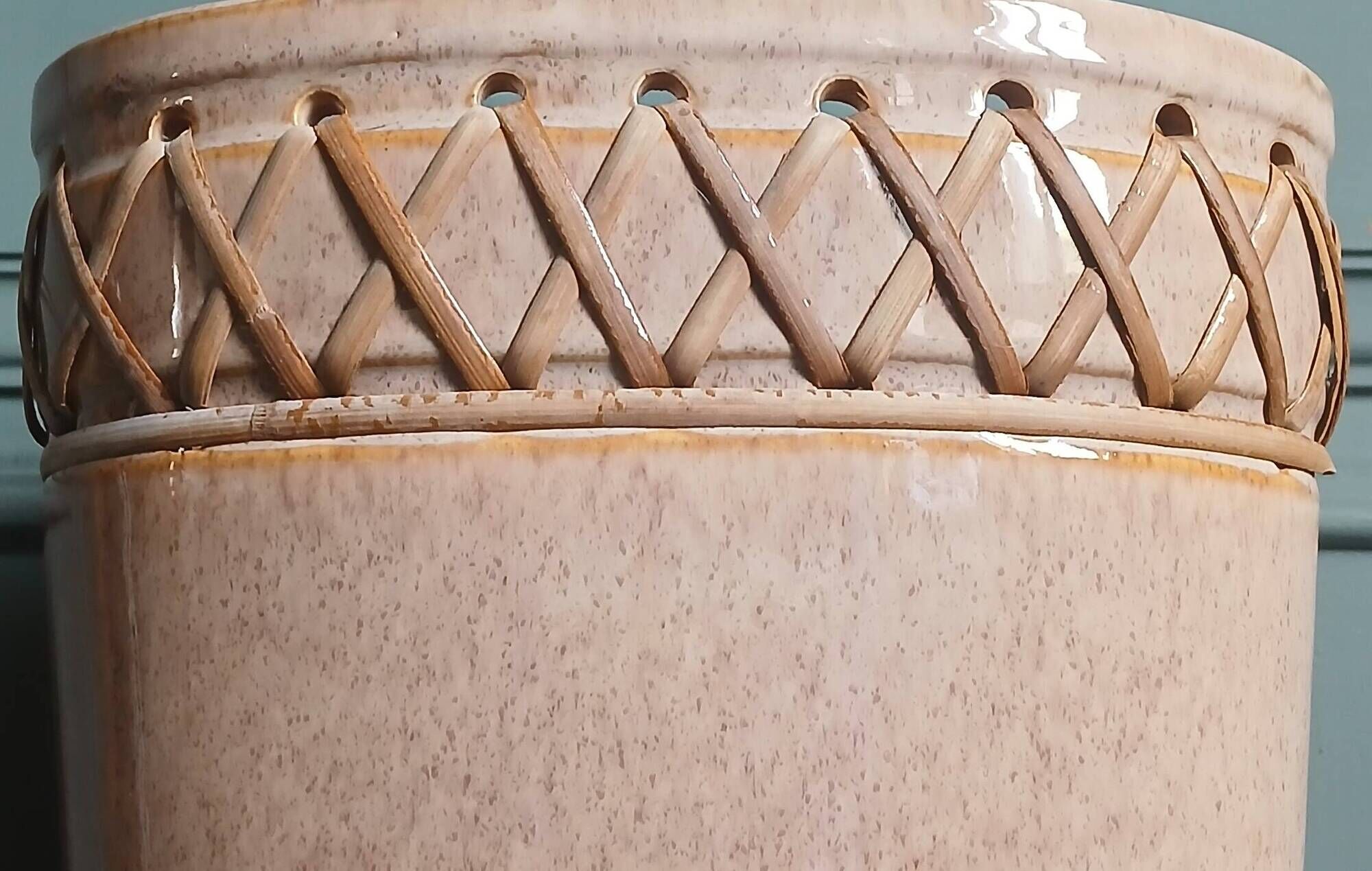 Vase plat en céramique ajourée & rotin tressé.