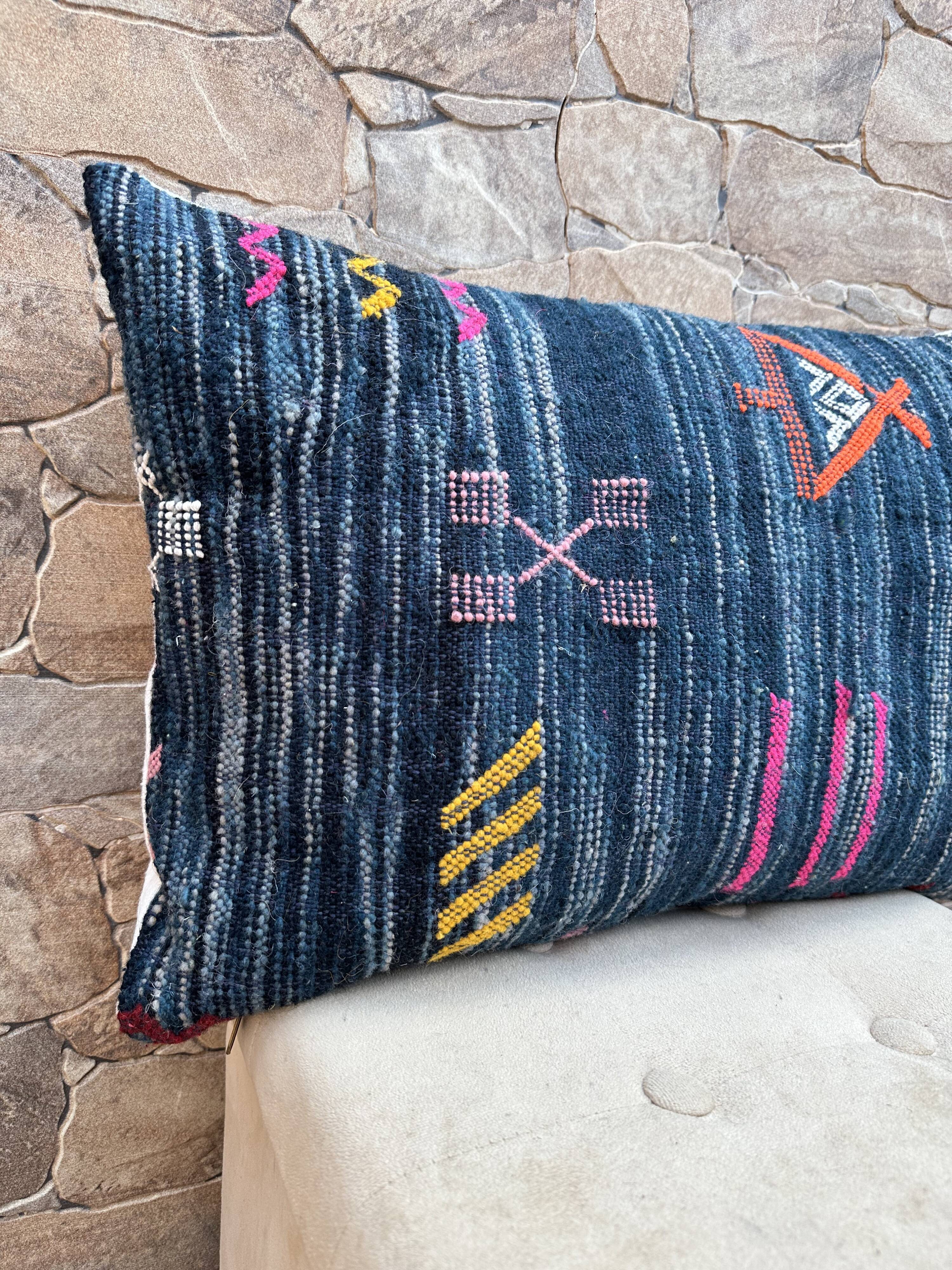 Handmade Moroccan Kilim cushion cover: Bohemian decorative cushion