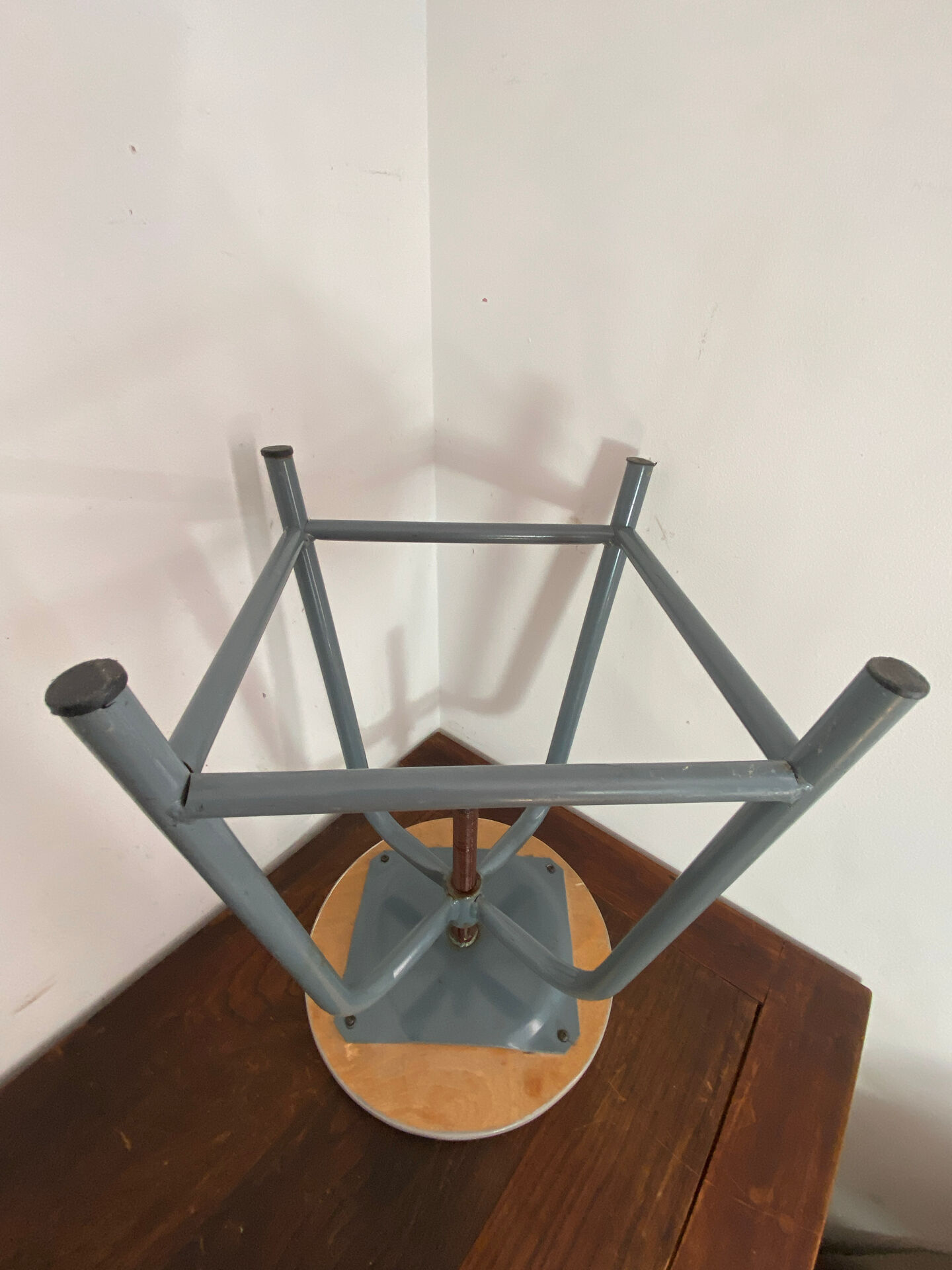 Tabouret d'atelier en métal et bois réglable en hauteur