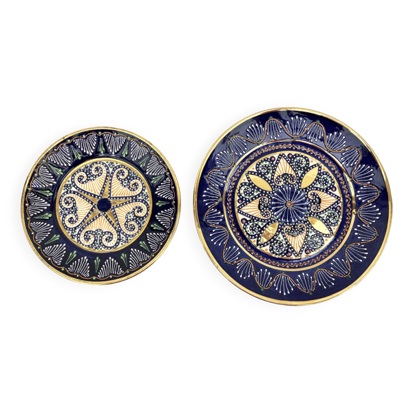 2 Assiettes en faïence émaillée signée HB Quimper • Décor broderie ou perlé de Pierre Poquet en reli