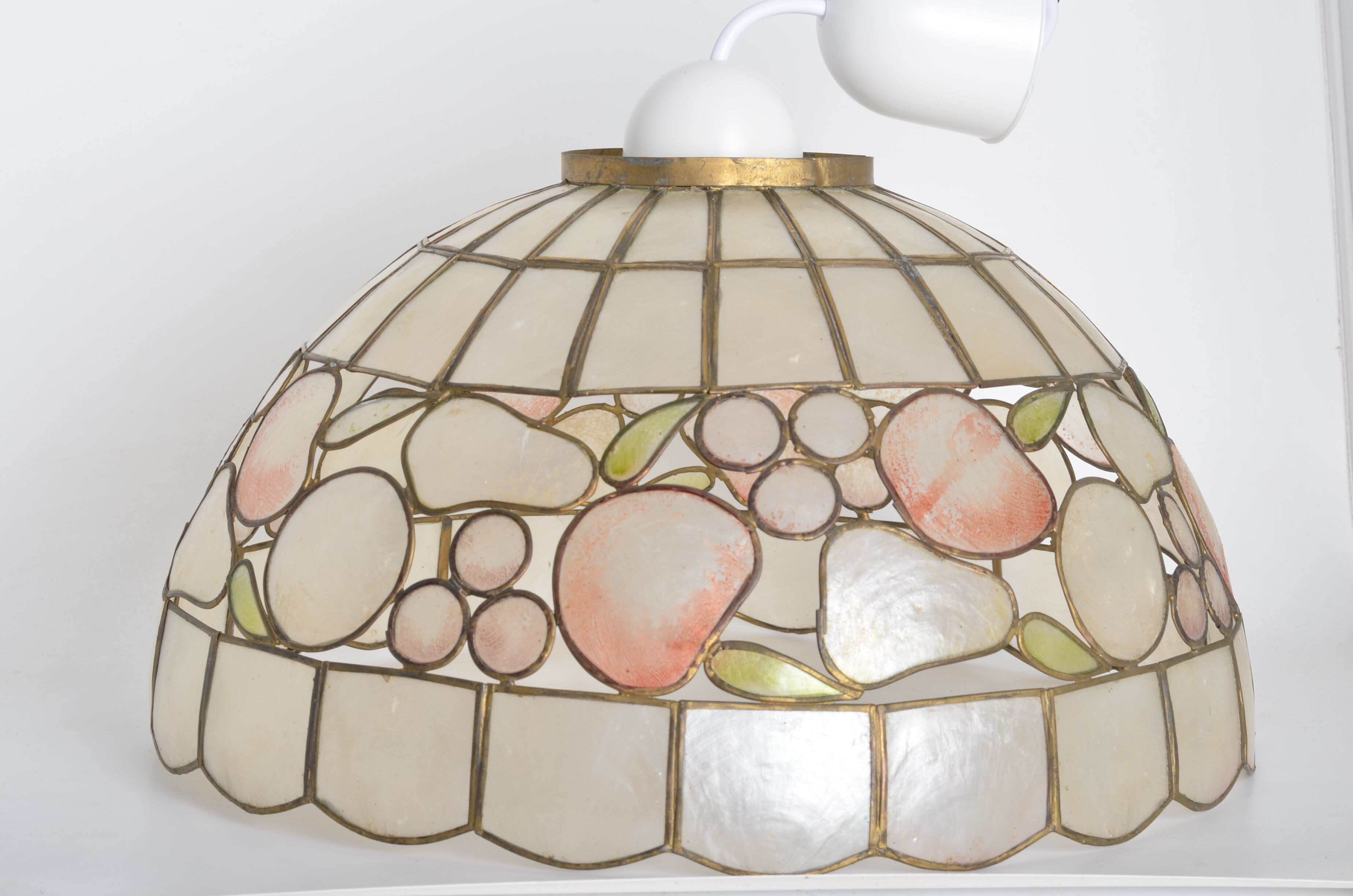 Mother-of-pearl suspension