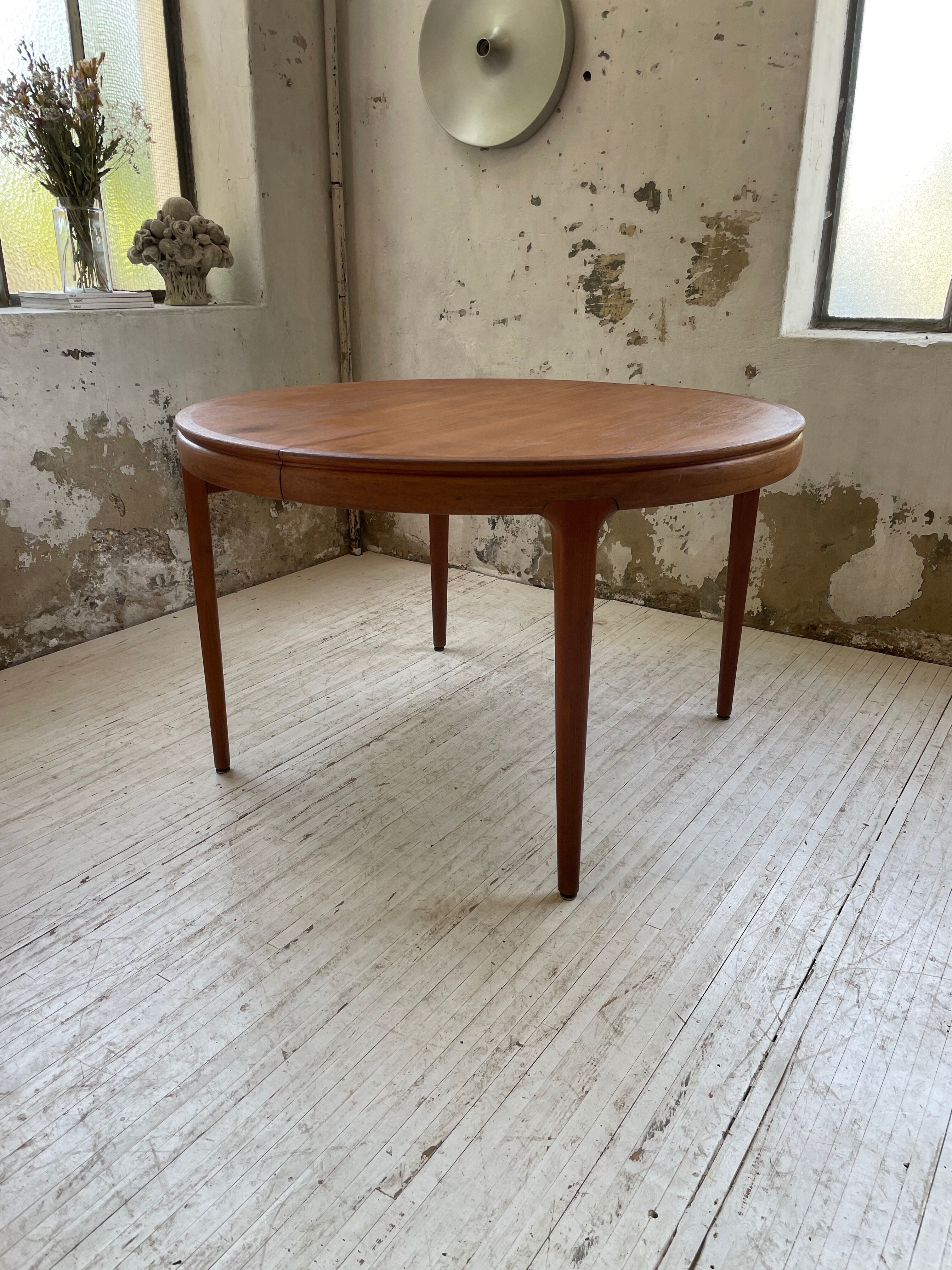Round table 120-230 cm scandinavian samcom arne hovmand olsen