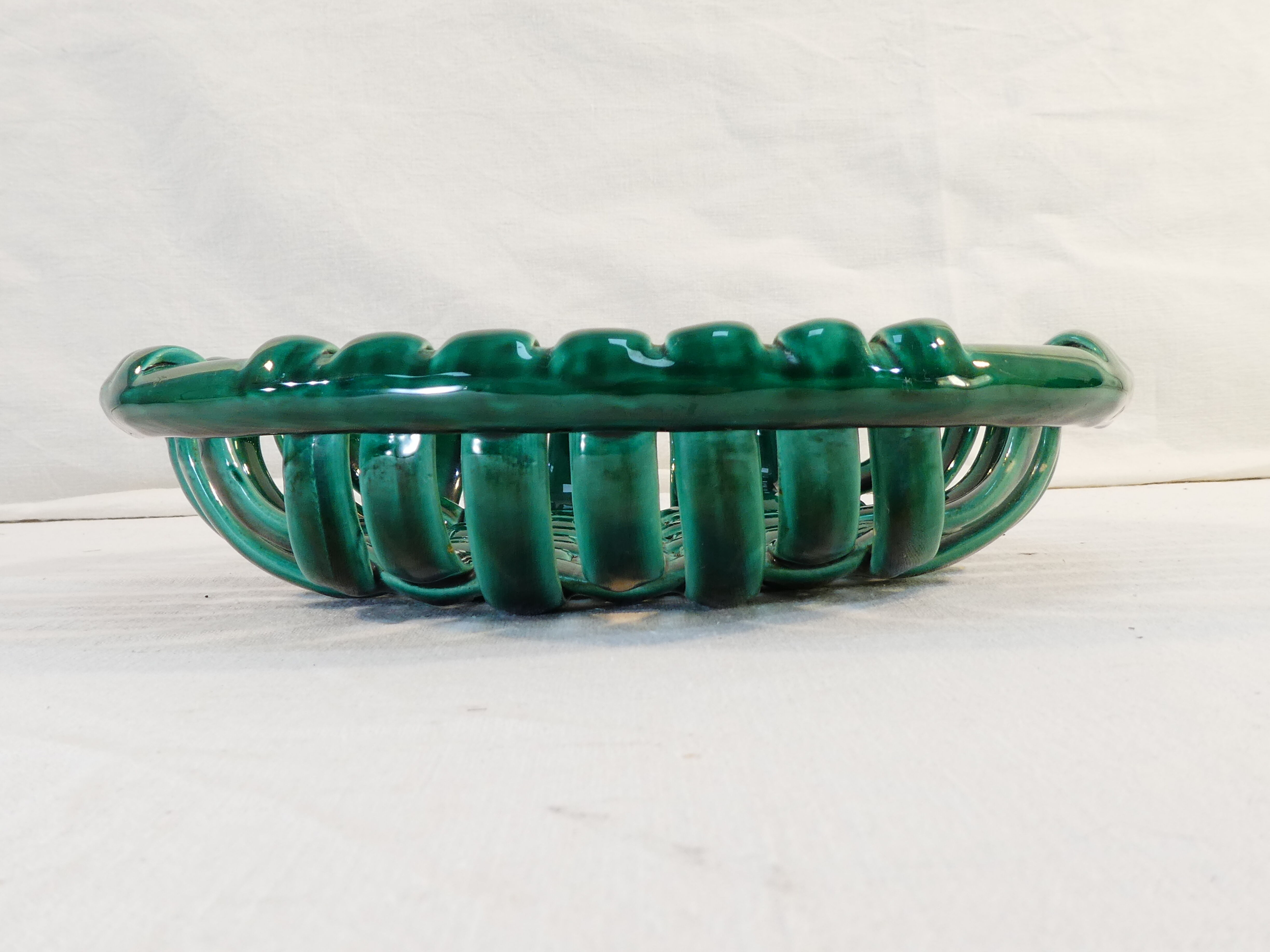 Fruit cup in openwork ceramic green