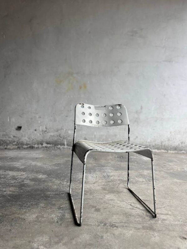 Chaise Omstak en acier laqué blanc, conçue par Rodney Kinsman pour Bieffeplast (1971). Piètement traîneau industriel.
