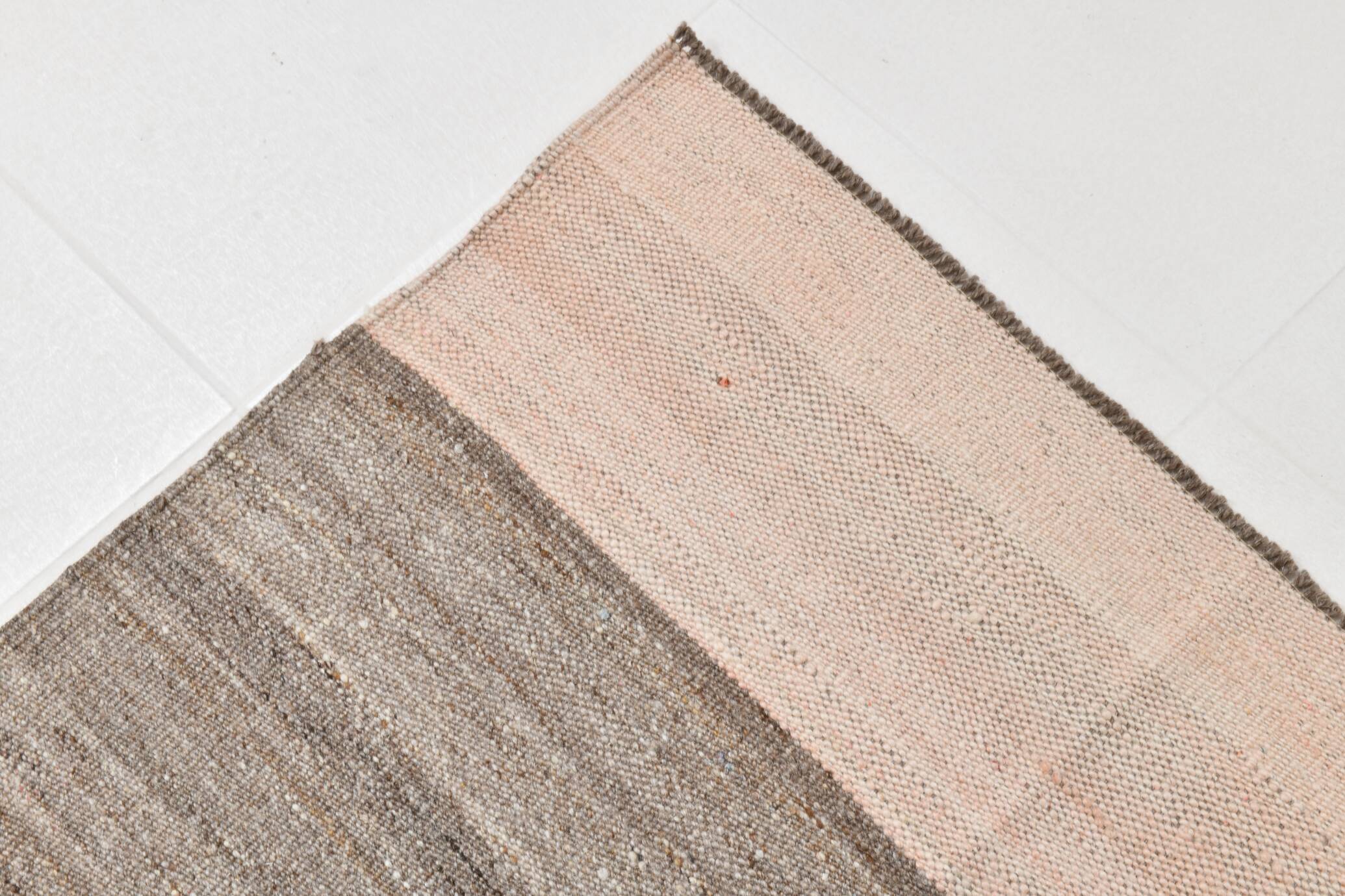 Tapis kilim vintage tons bruns et beige rosé, style minimal artisanal