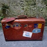 Ancienne valise en cuir avec ses étiquettes de voyage