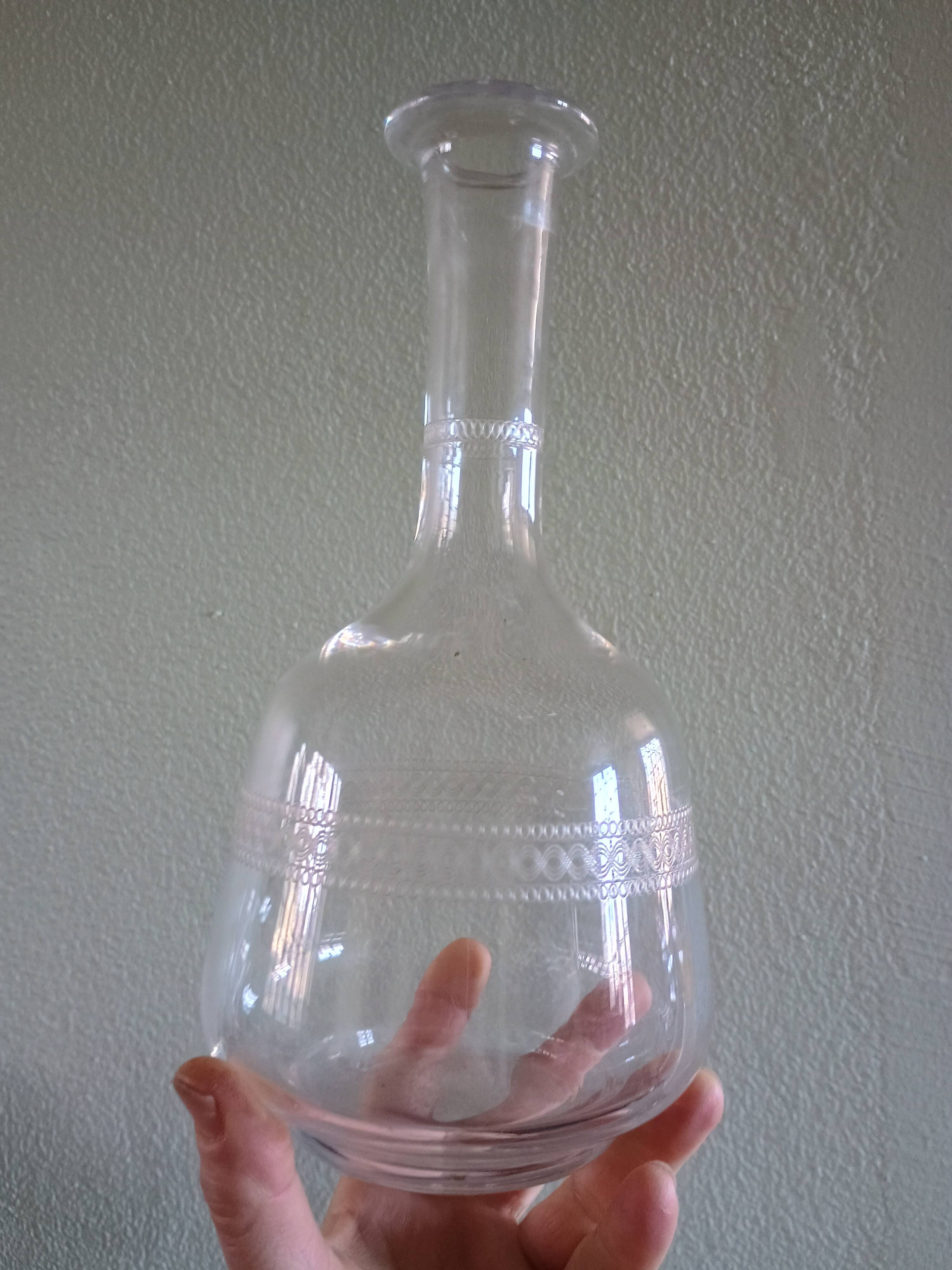 Carafe à vin ancienne - verre gravée d'une frise d'entrelacs