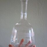 Carafe à vin ancienne - verre gravée d'une frise d'entrelacs