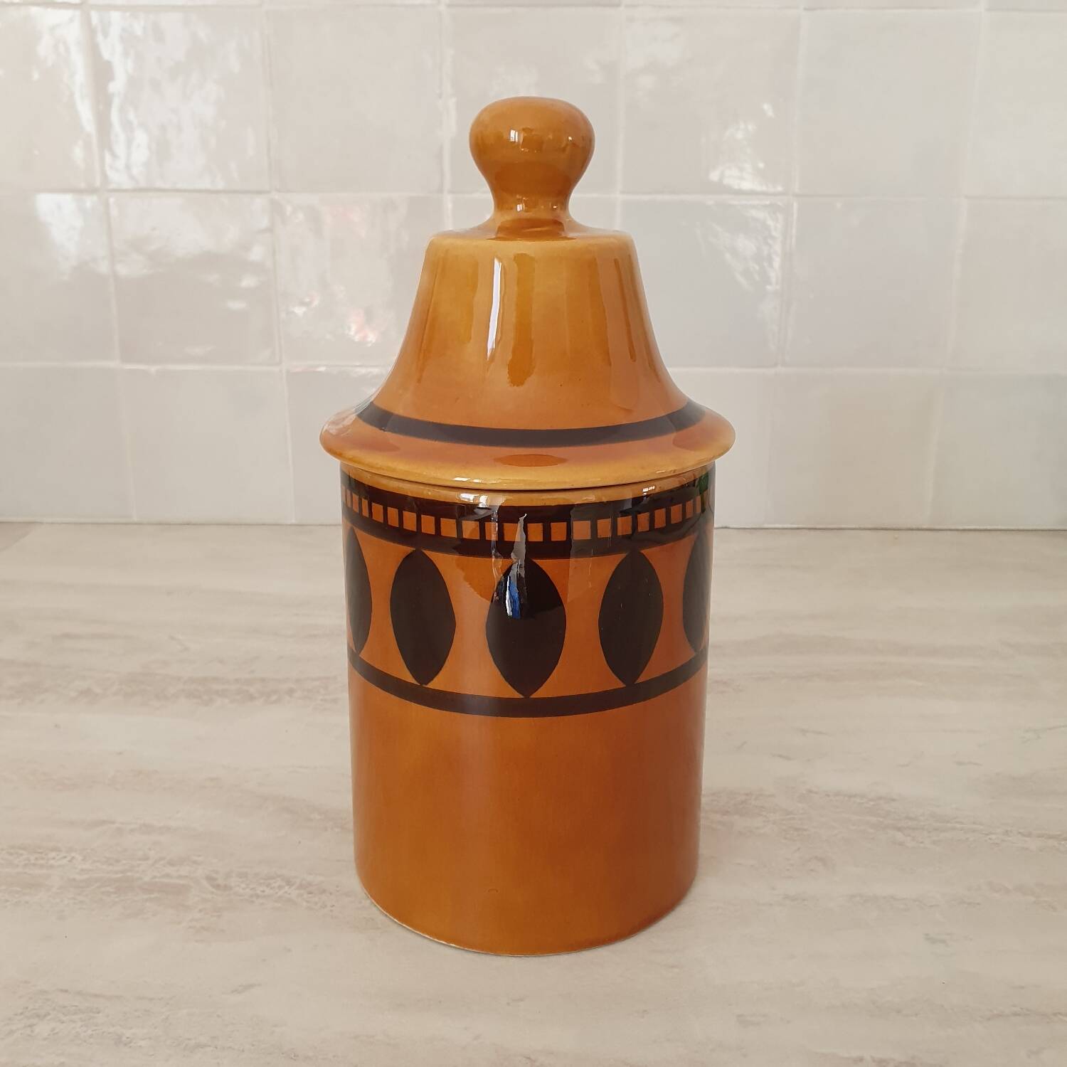 Lonchamp / Pot and its ceramic lid