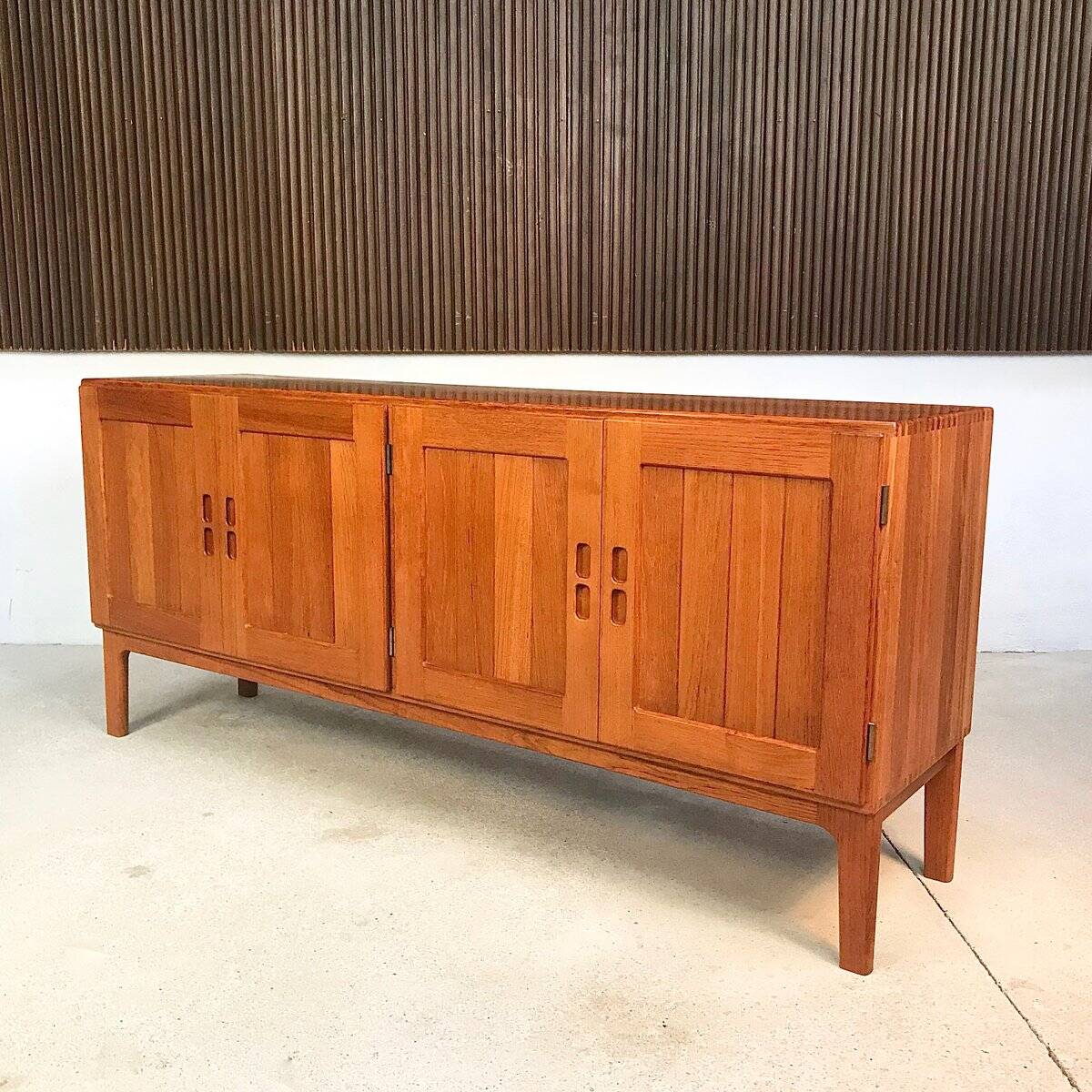 Buffet scandinave en teck massif, Danemark années 1960