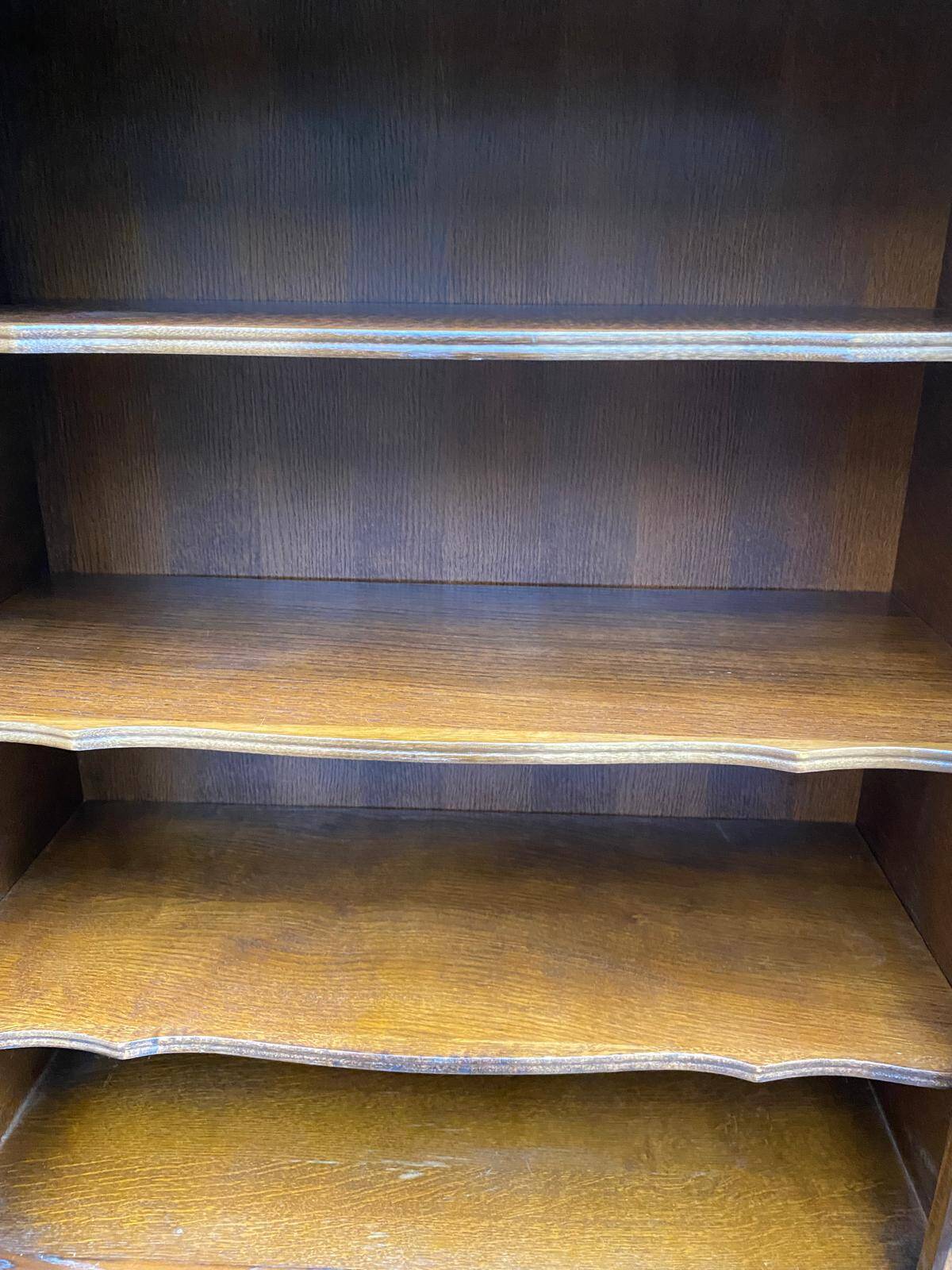 Vitrine Louis XV en bois signée Riskoff