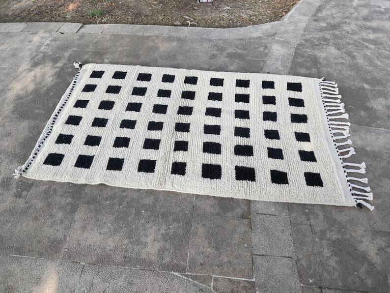 Handmade traditional Beni Ourain Berber rug, size 150 x 250 cm.