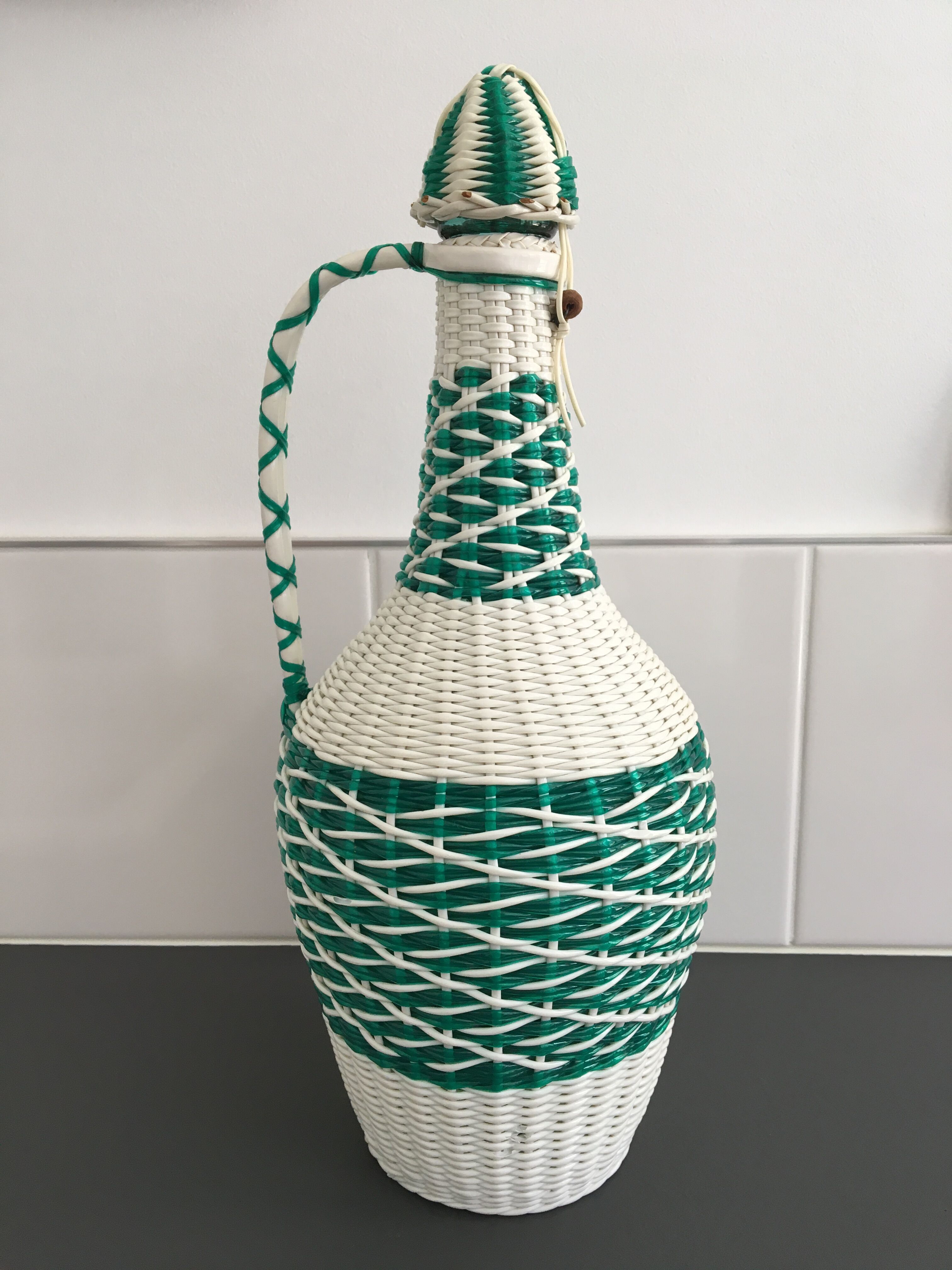 Scoubidou bottle and its 60s cap