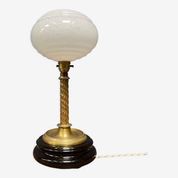 Lampe de table antique en laiton avec abat-jour en verre opacifié