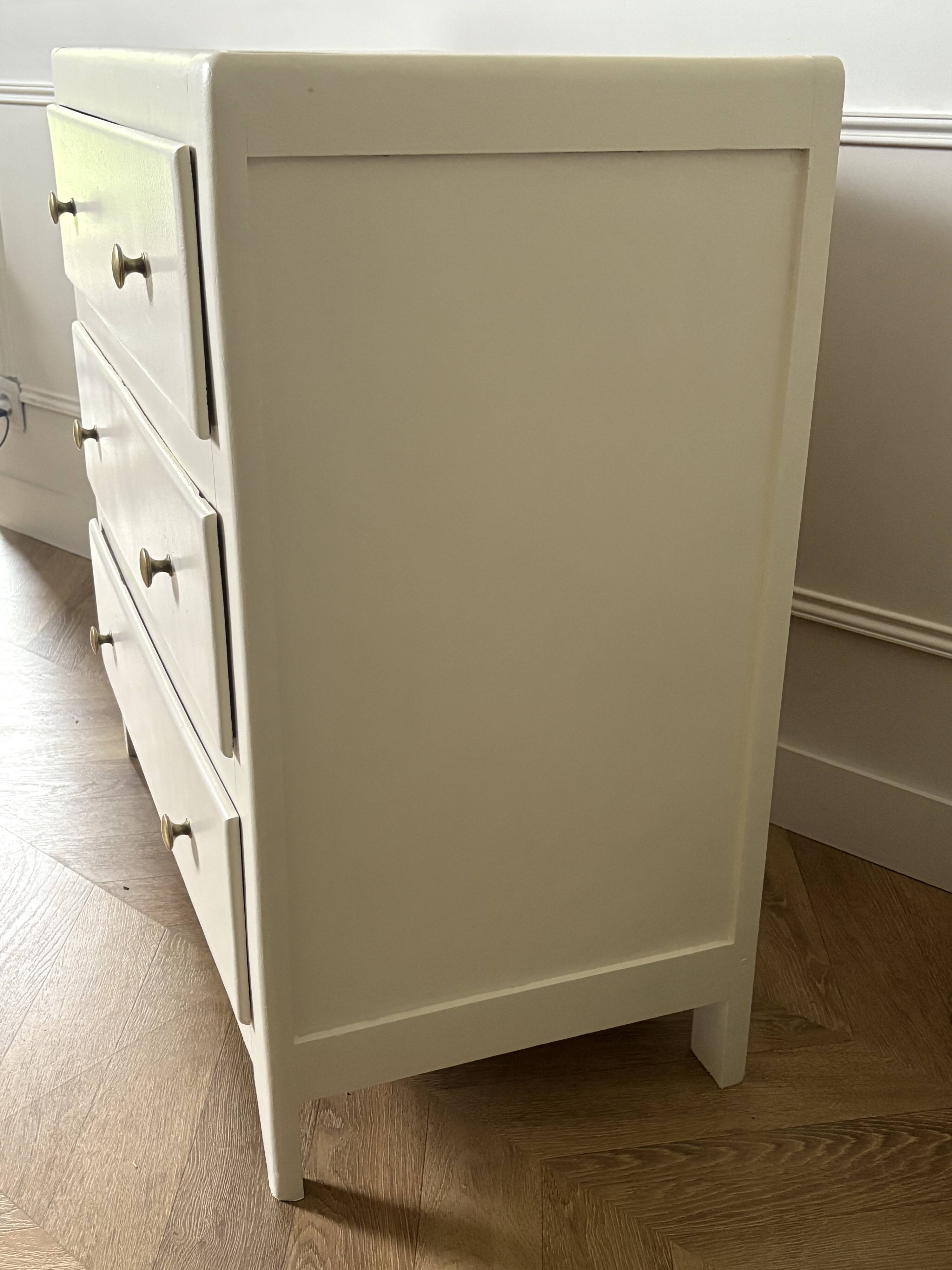 Commode parisienne