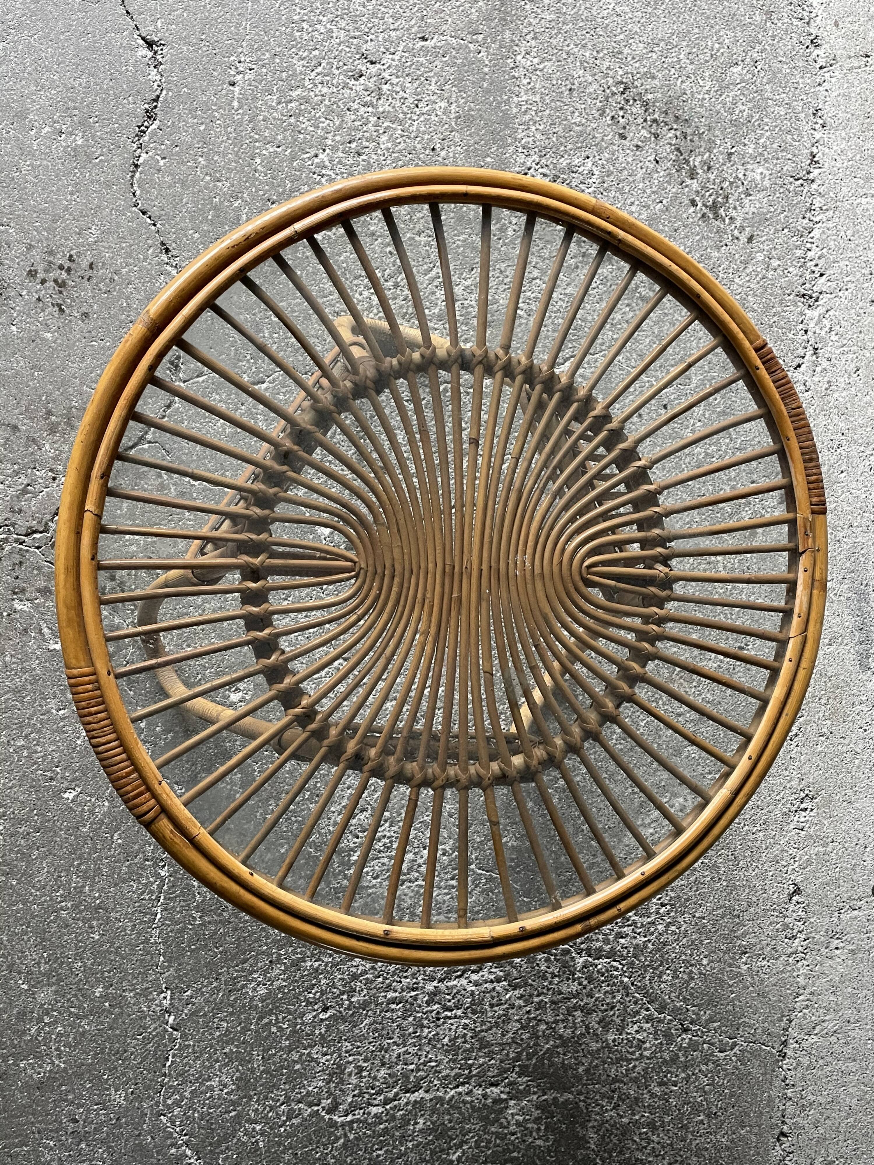 Round coffee table in rattan and glass tray