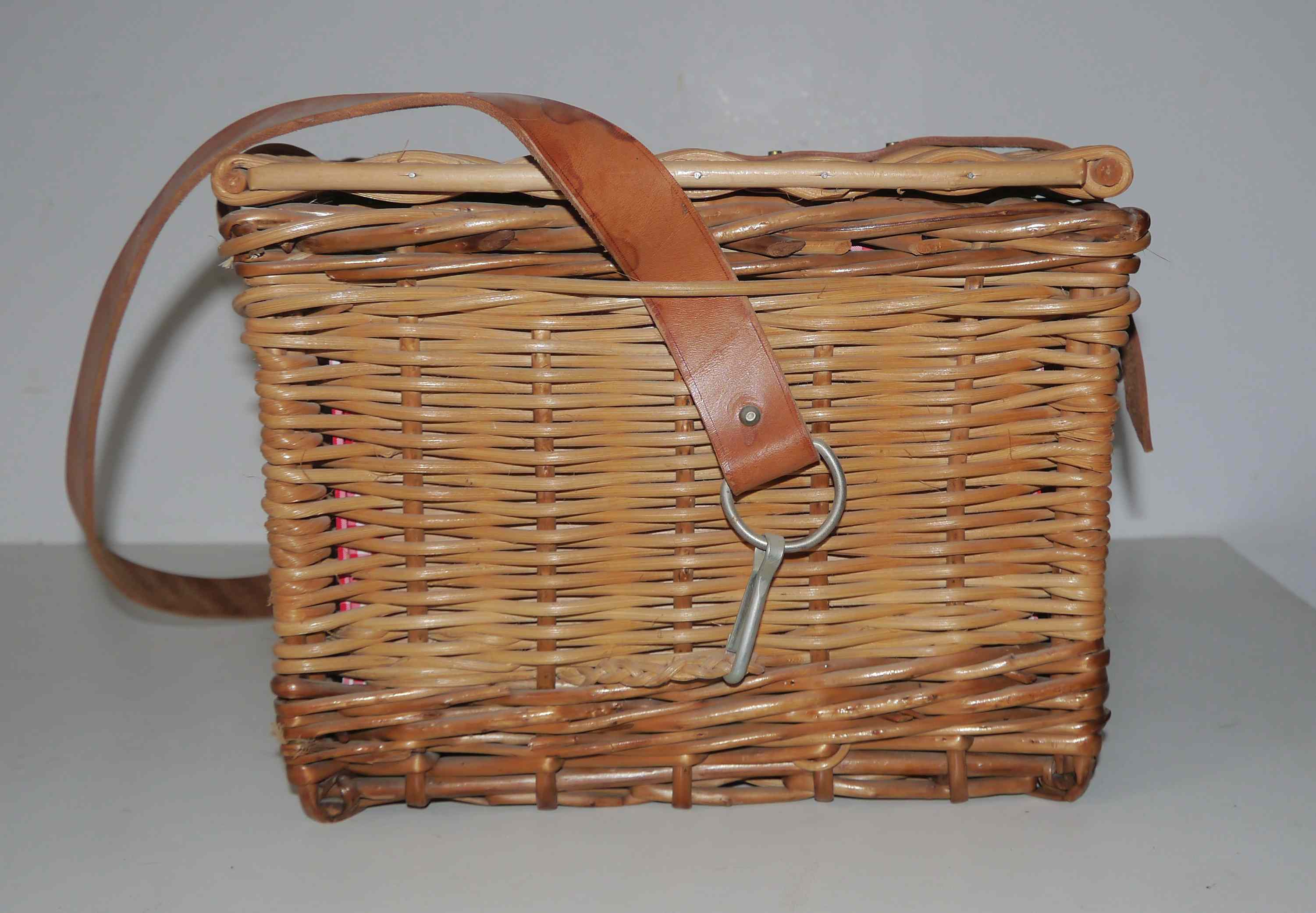 Old artisanal wicker picnic basket 50