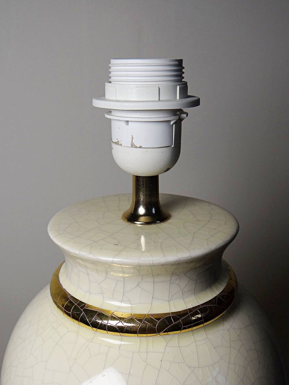 Ivory crackled earthenware lamp, in the style of vintage Le Dauphin.