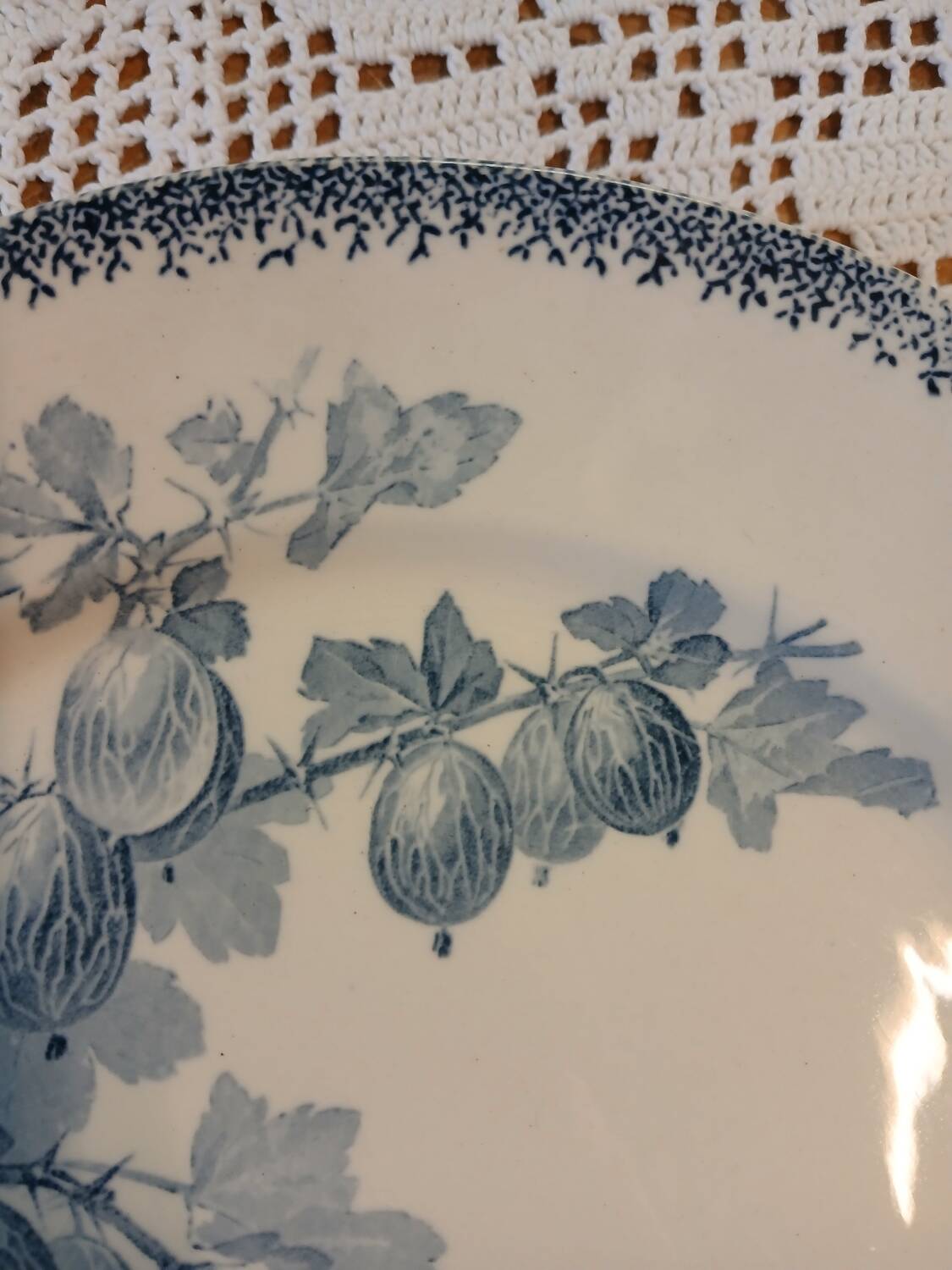 Petit plat ancien en terre de fer