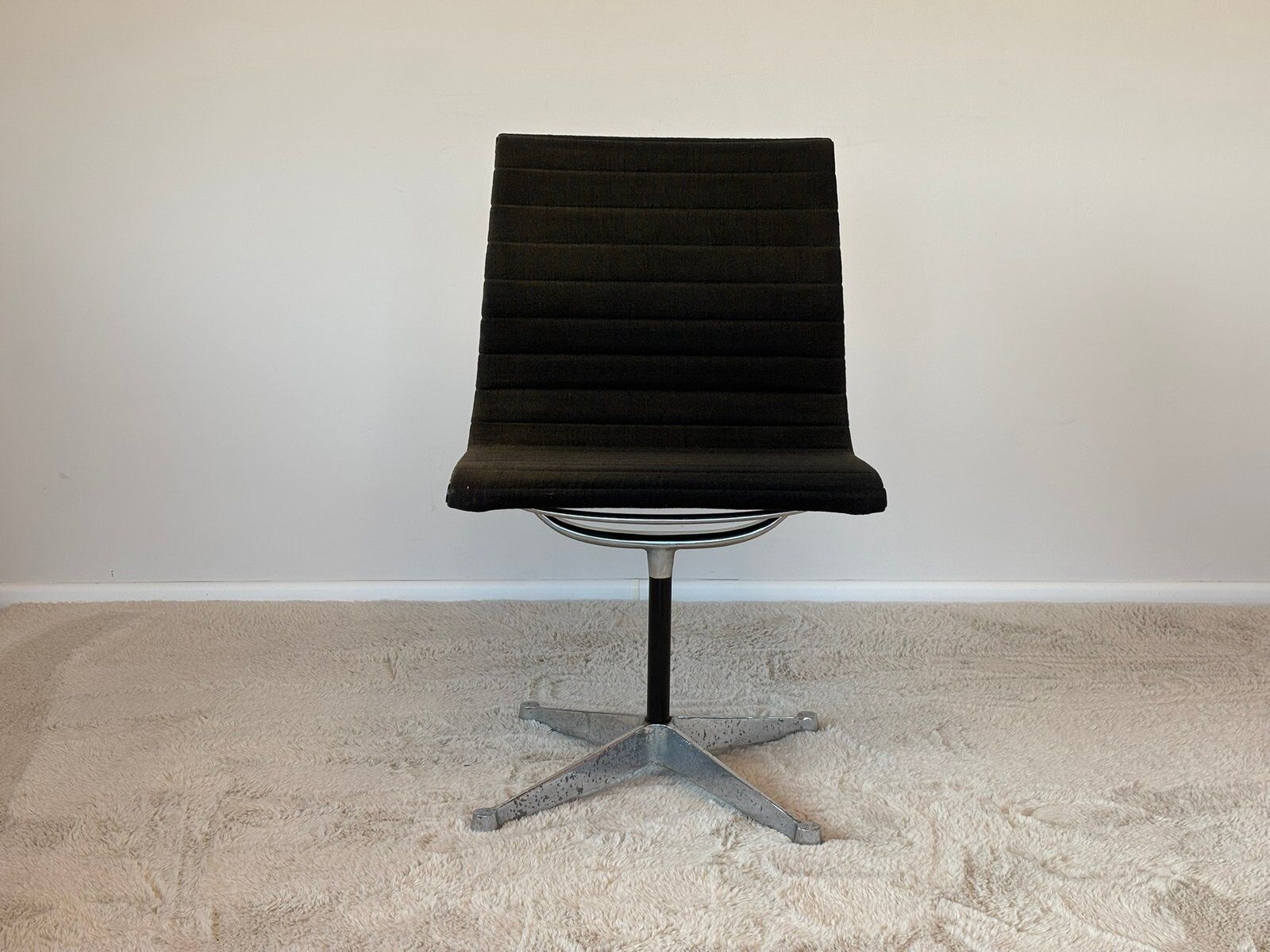 Model EA 105 aluminium chair by Eames for Herman Miller, 1970s