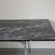Table en formica marbré noir et blanc