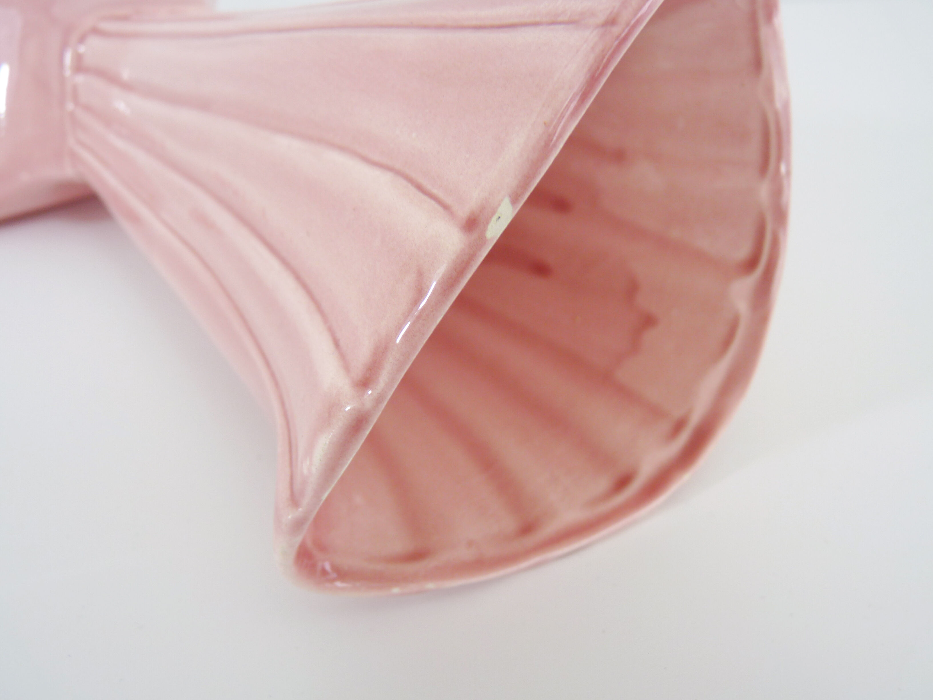 Vintage shell vase in pink ceramic from the 50s