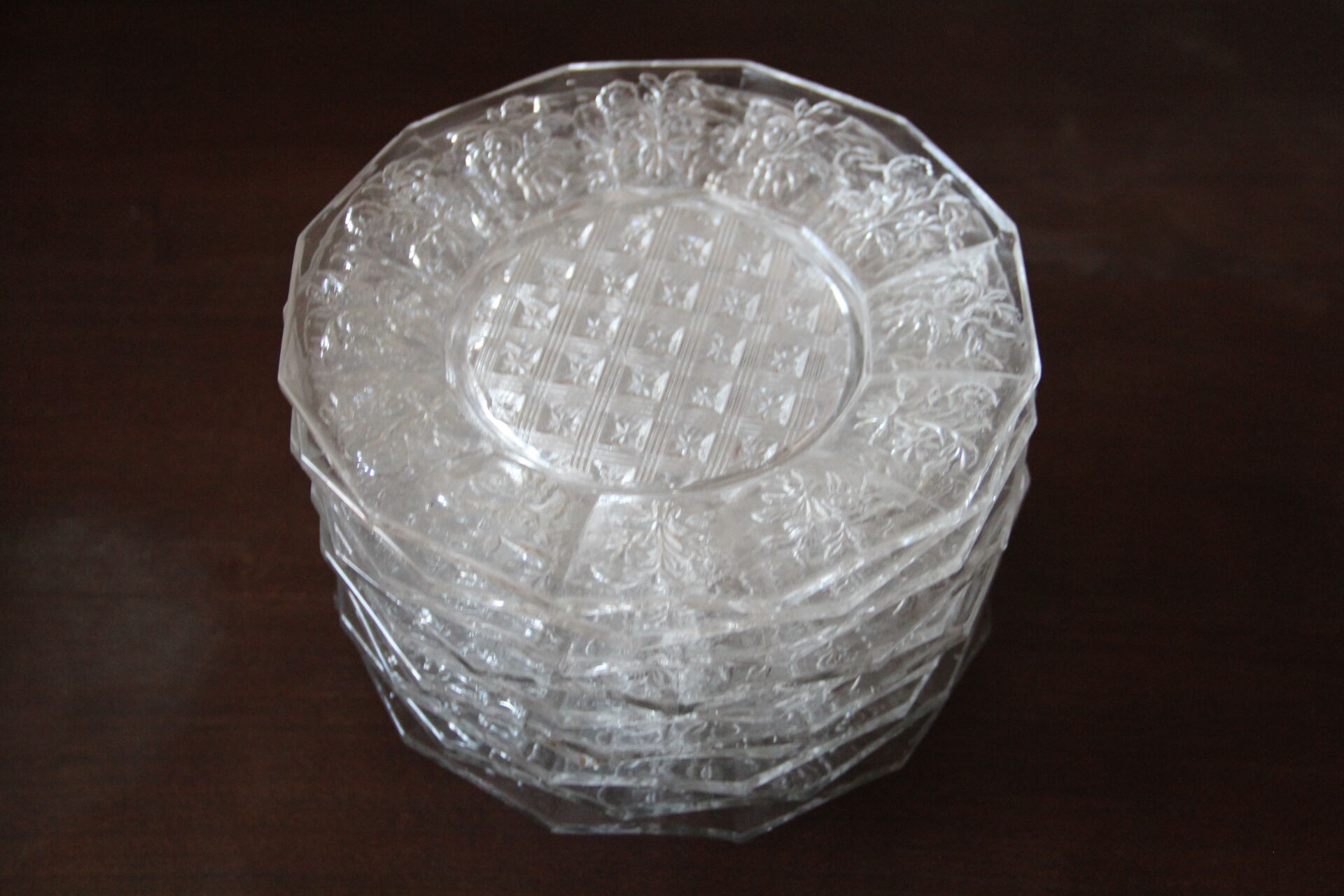 10 dessert plates in molded glass of floral motifs