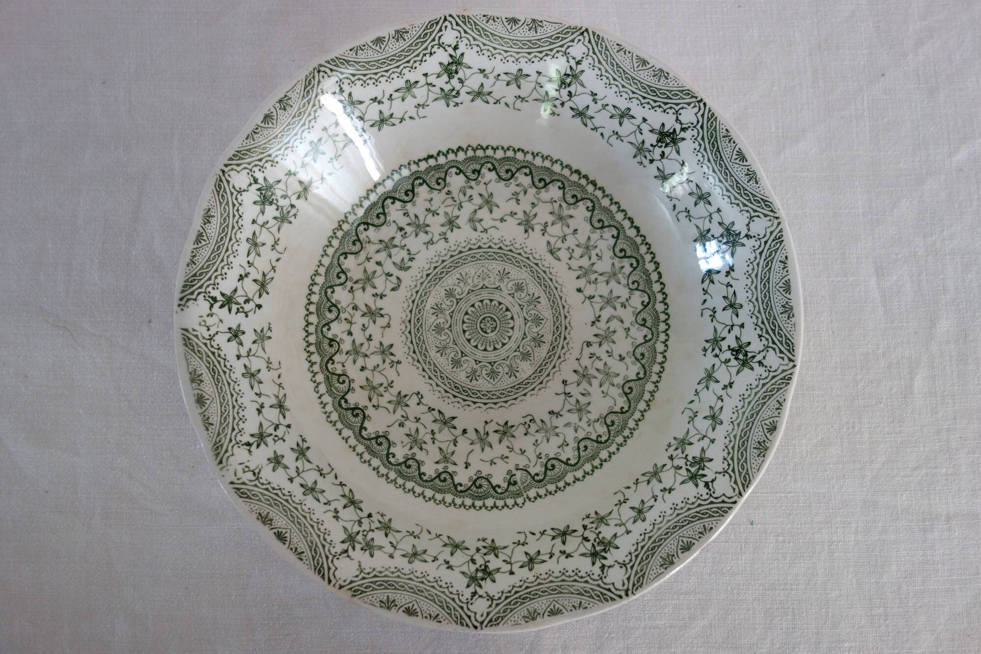 Shallow dish Earthenware