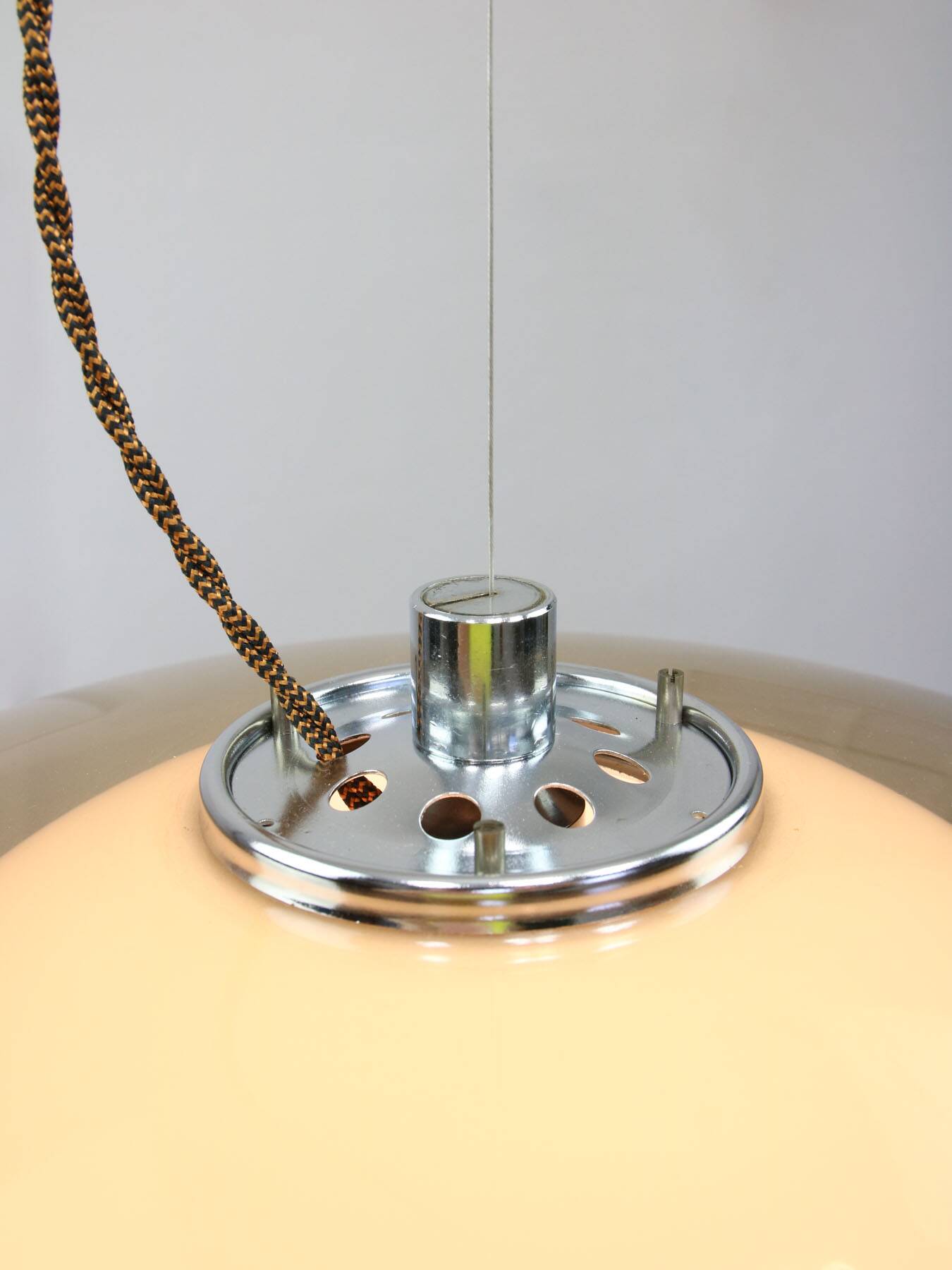 Lampe rare UFO Space Age de Guzzini en marron clair, années 1970