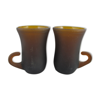 Paire de petites tasses en verre marron