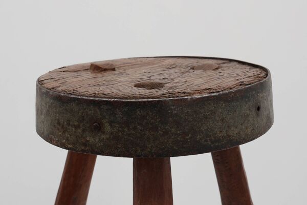 Tabouret tripode brutaliste français en chêne massif et métal, années 1850
