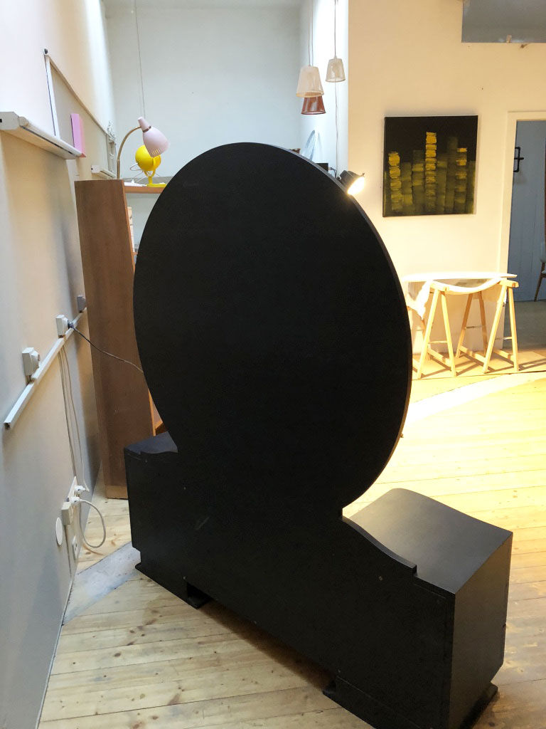 Hairdresser to the mirror round black vintage
